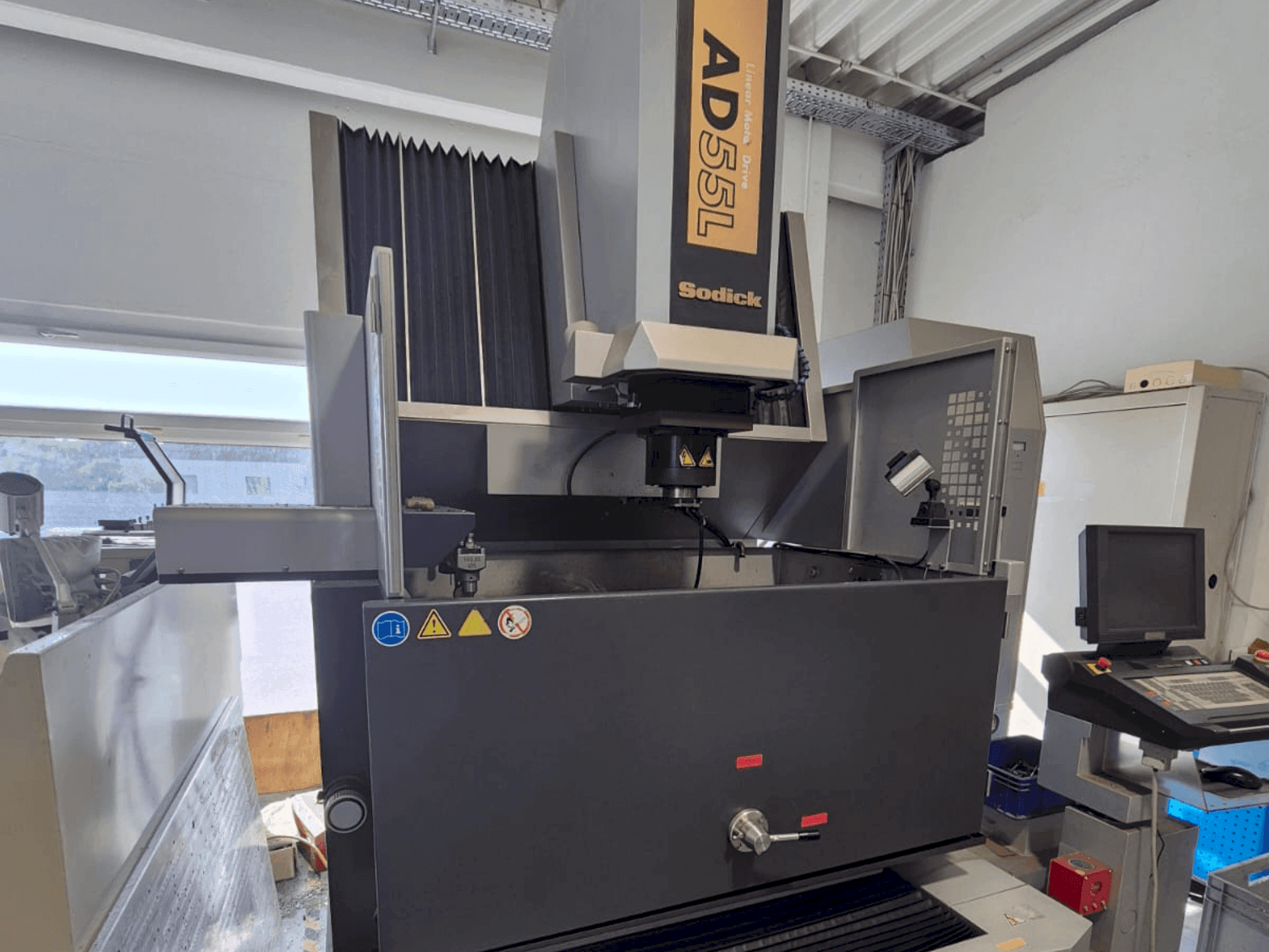 Widok z przodu maszyny Sodick AD 55 L