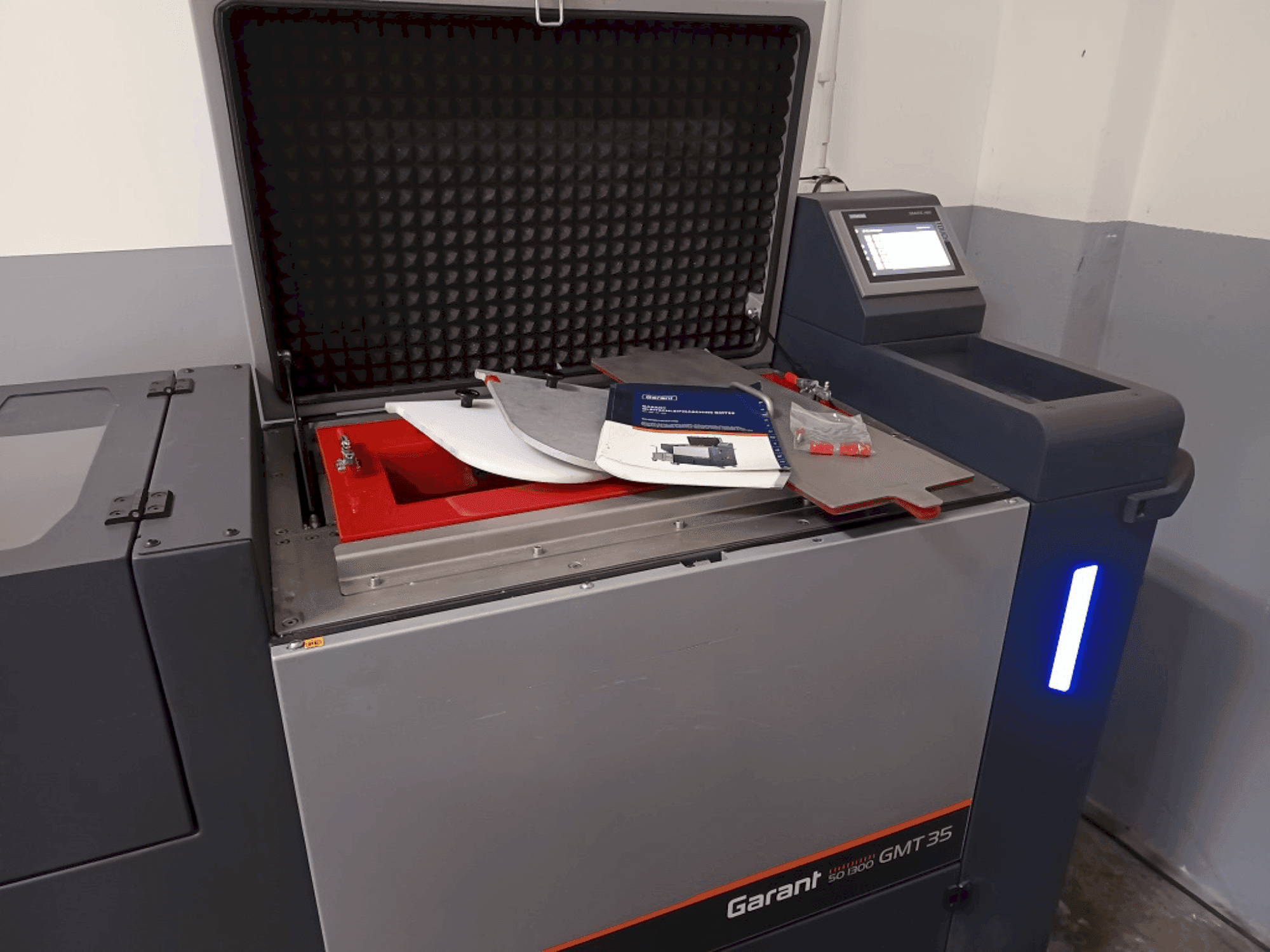 Widok z przodu maszyny HOFMANN GMT 35