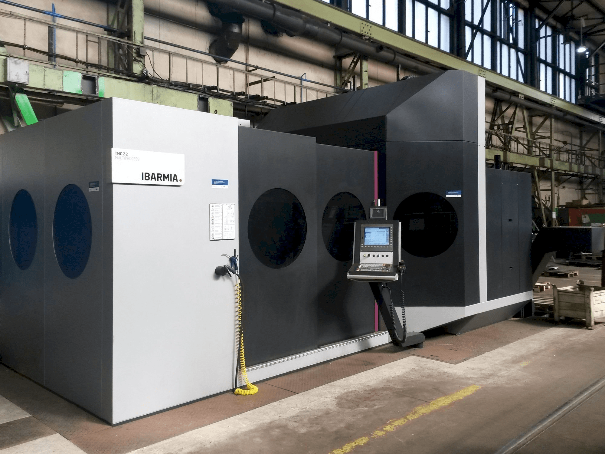 Widok z przodu maszyny IBARMIA THC 22 MULTIPROCESS