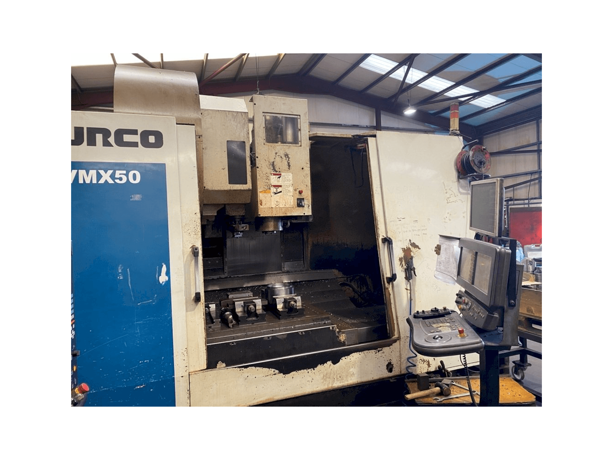 Widok z przodu maszyny Hurco VMX 50/50T