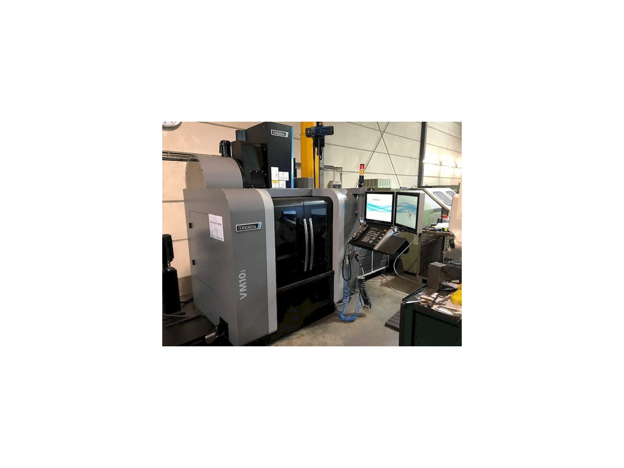 Widok z przodu maszyny Hurco VM10i