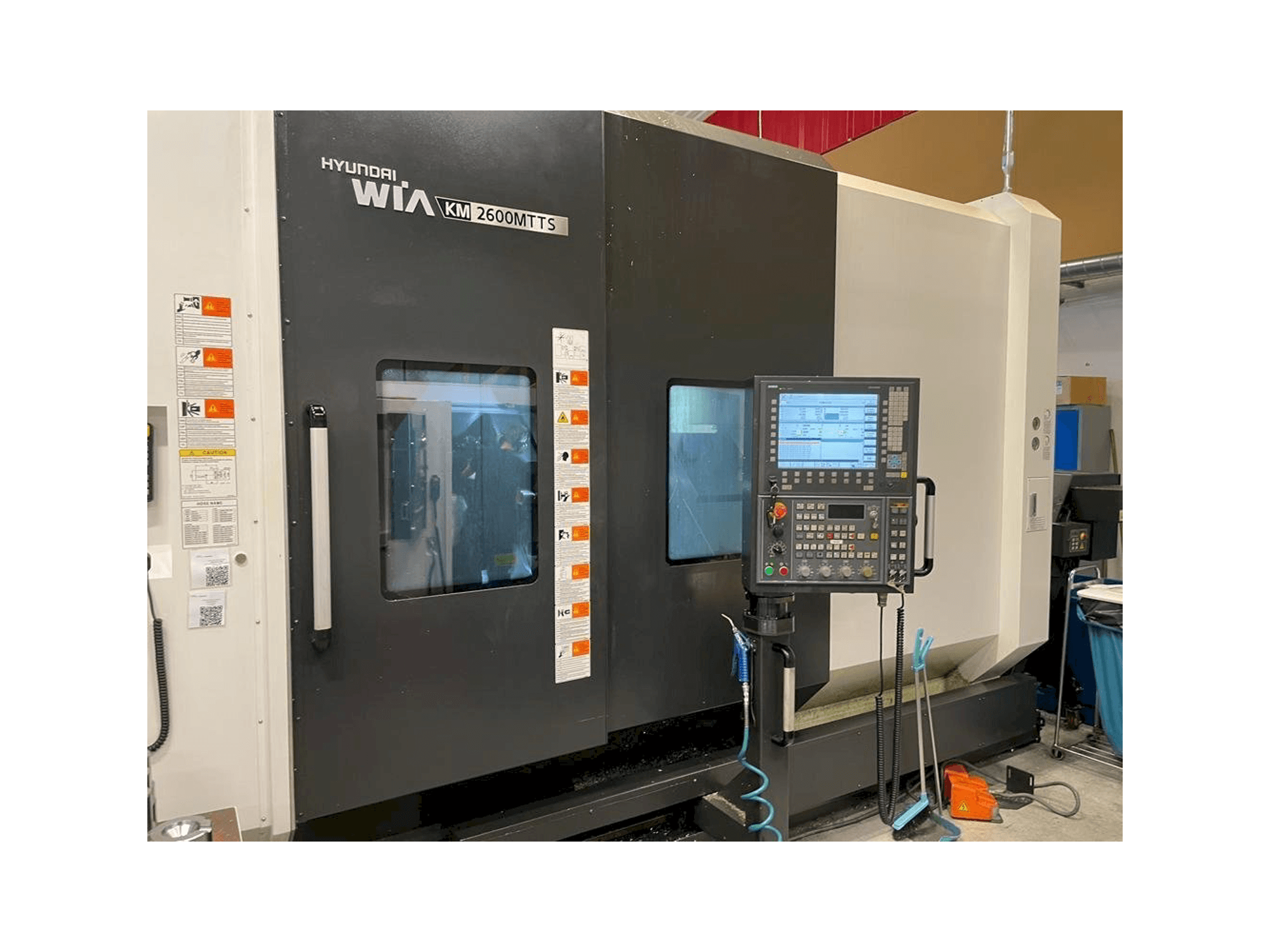 Widok z przodu maszyny Hyundai Wia KM 2600 MTTS