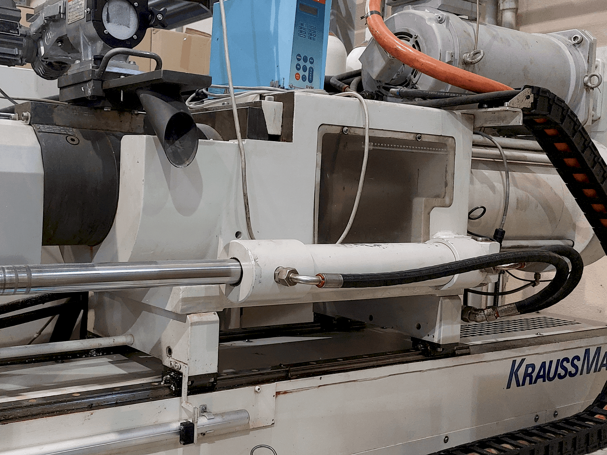 Widok z przodu maszyny Krauss Maffei 320-1900 C3