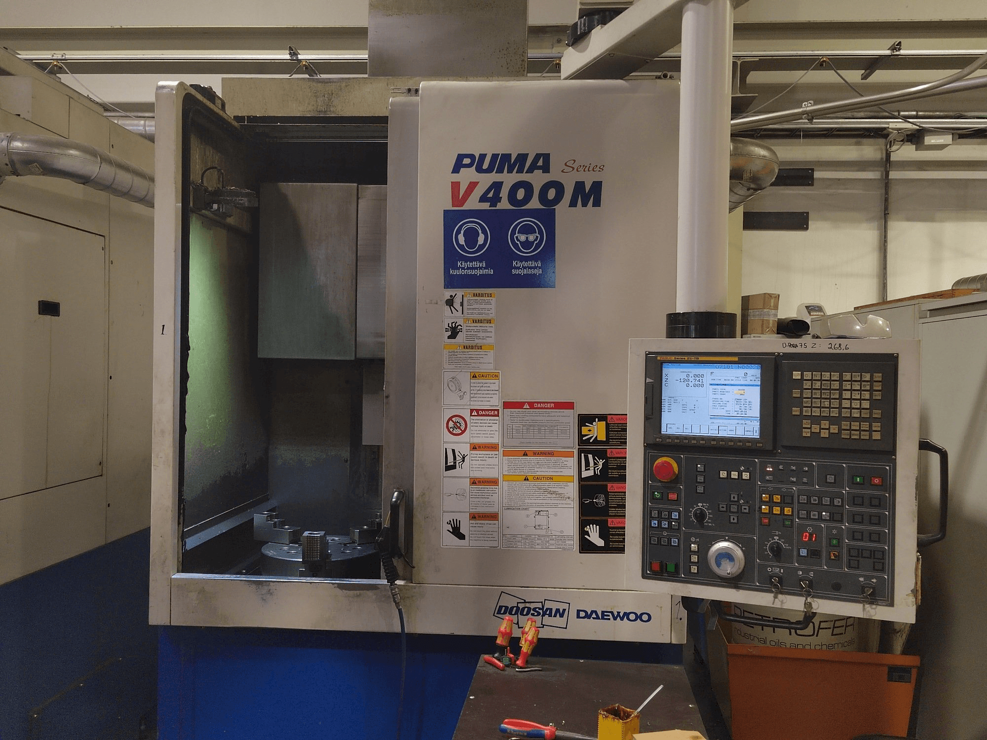 Widok z przodu maszyny Doosan Puma V400M