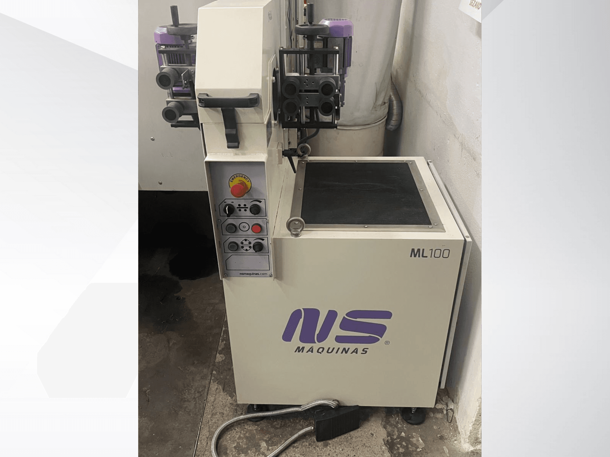 Maszyna ML100 firmy MS Maquinas, widok z przodu, z panelem sterowania z przyciskami i pedałem, zdefiniowana powierzchnia robocza.