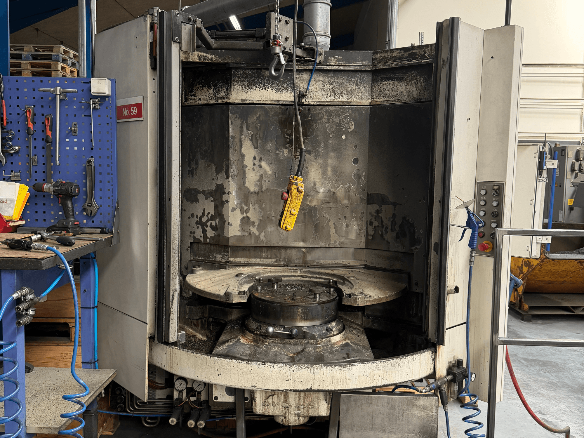 Poziome centrum obróbcze HELLER MC 16 widok z przodu, ukazujący pusty stół roboczy i panel sterowania, w warunkach warsztatowych.