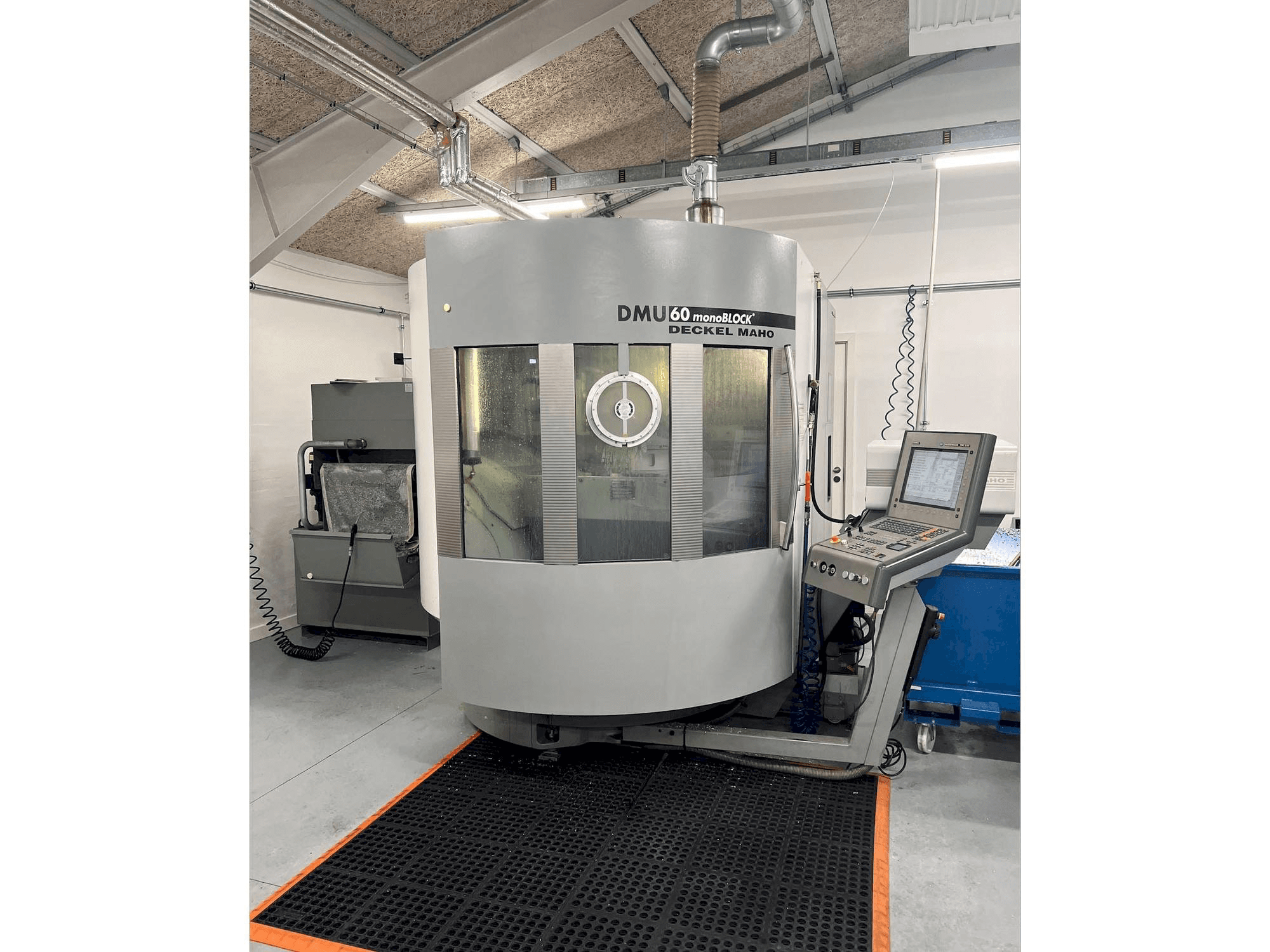 Widok z przodu maszyny DMG MORI DMU 60 monoBLOCK