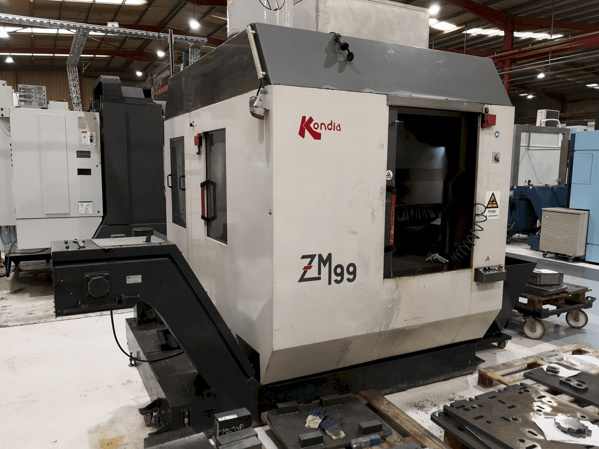 Widok z przodu maszyny KONDIA ZM99