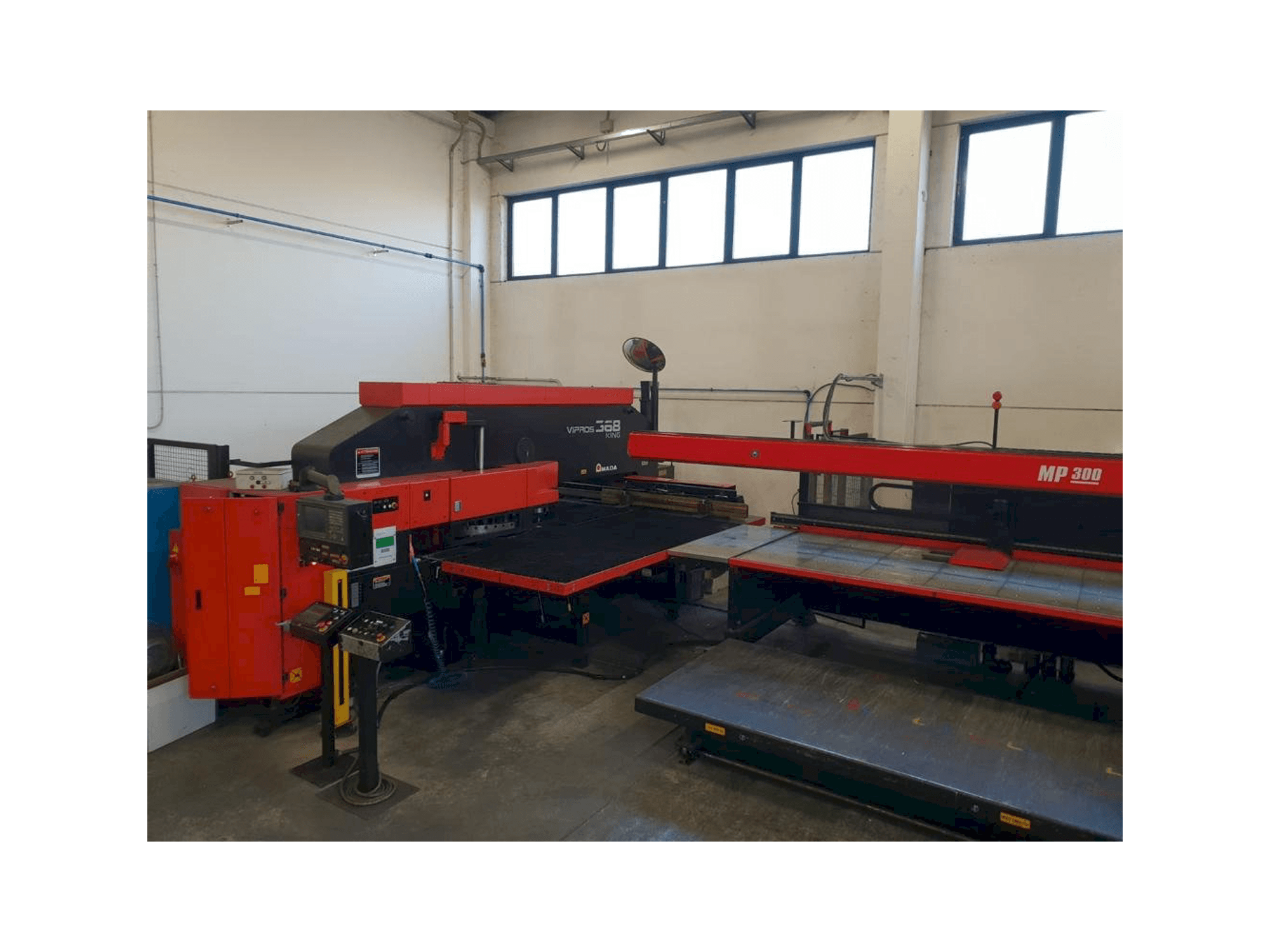 Widok z przodu maszyny AMADA VIPROS 368 KING