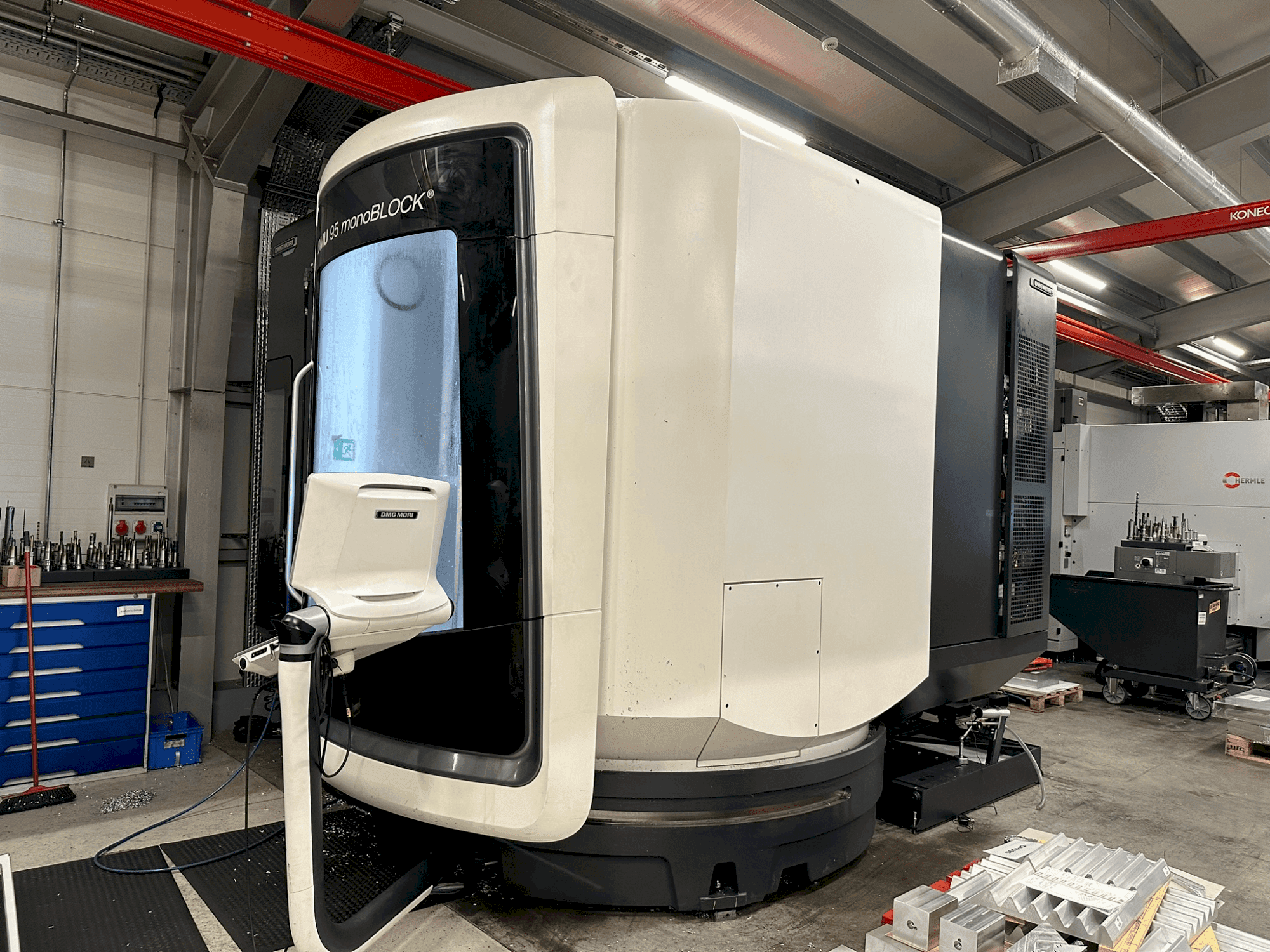 Widok z przodu maszyny DMG MORI DMU 95 monoBLOCK (2021)