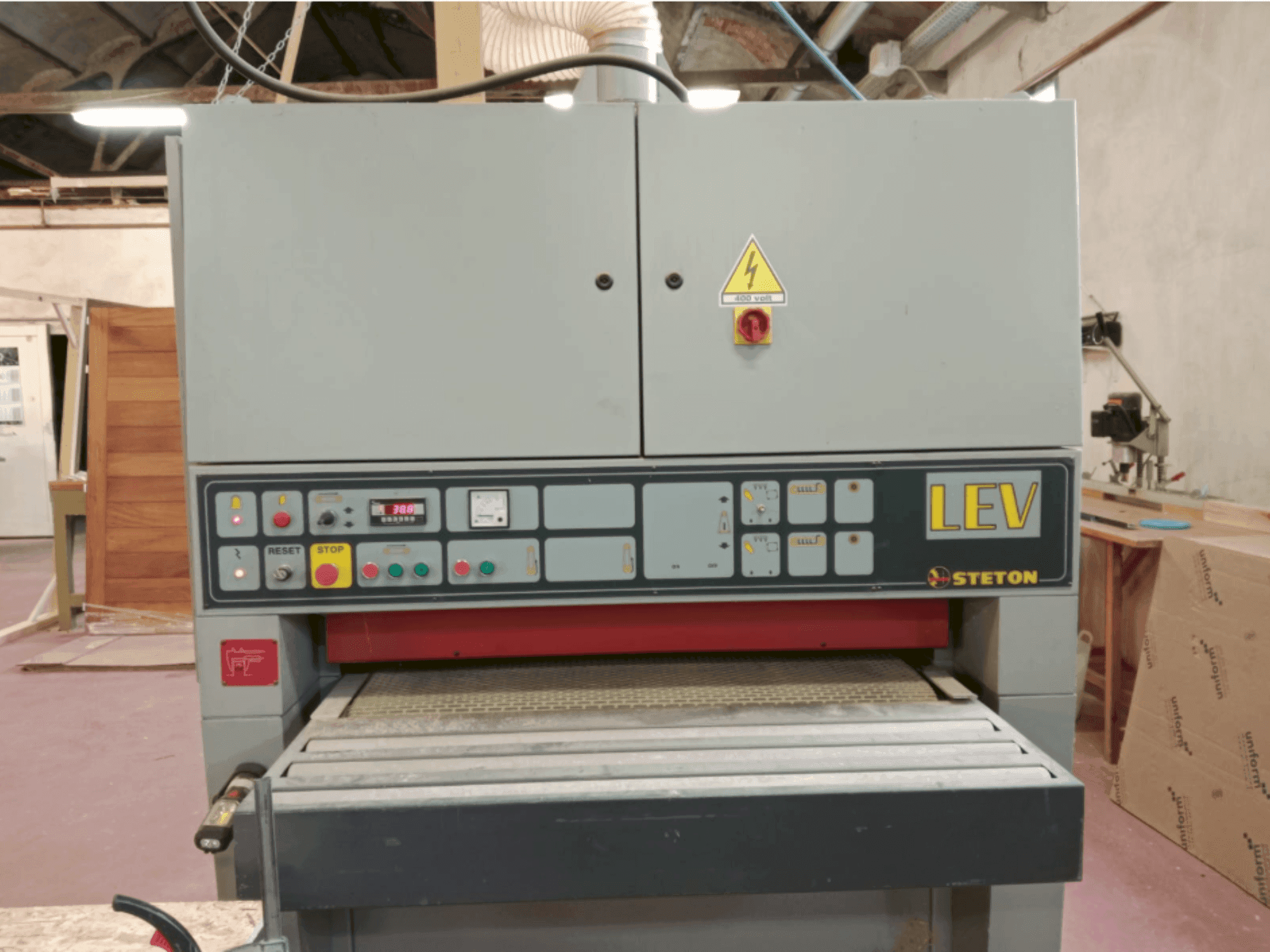 Widok z przodu maszyny STETON LEV2RR