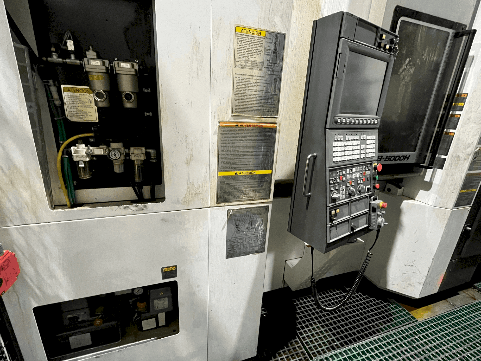 Widok z przodu maszyny Okuma MB-5000H
