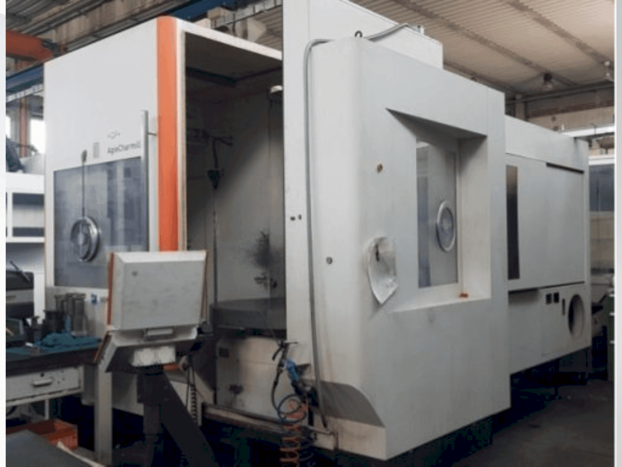 Widok z przodu maszyny MIKRON HPM 1350U