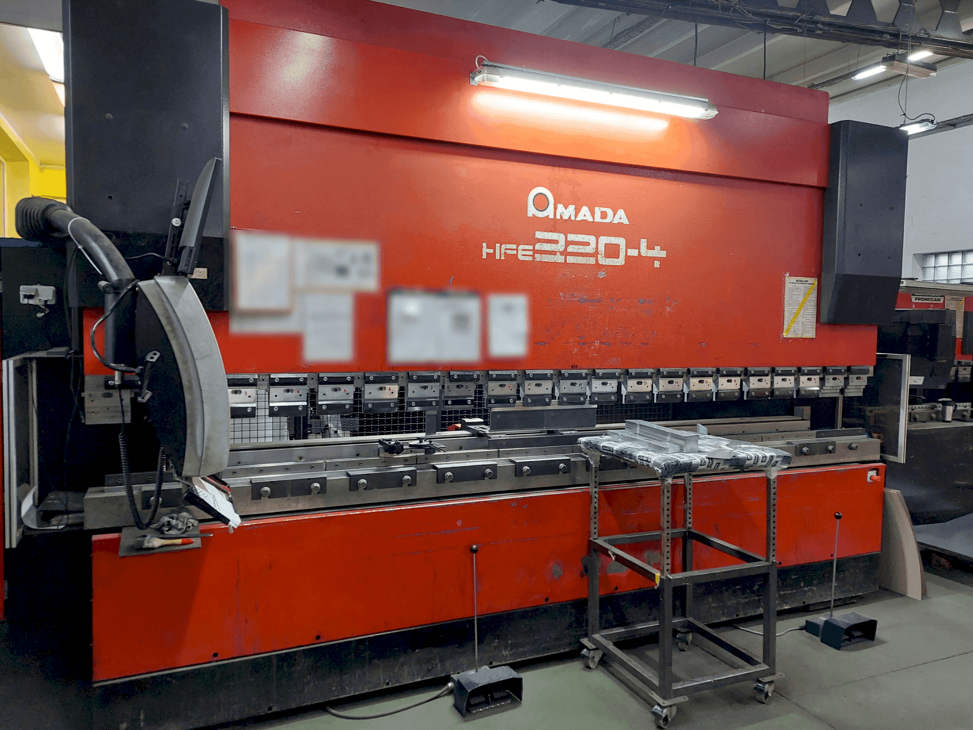 Widok z przodu maszyny AMADA HFE 220-4