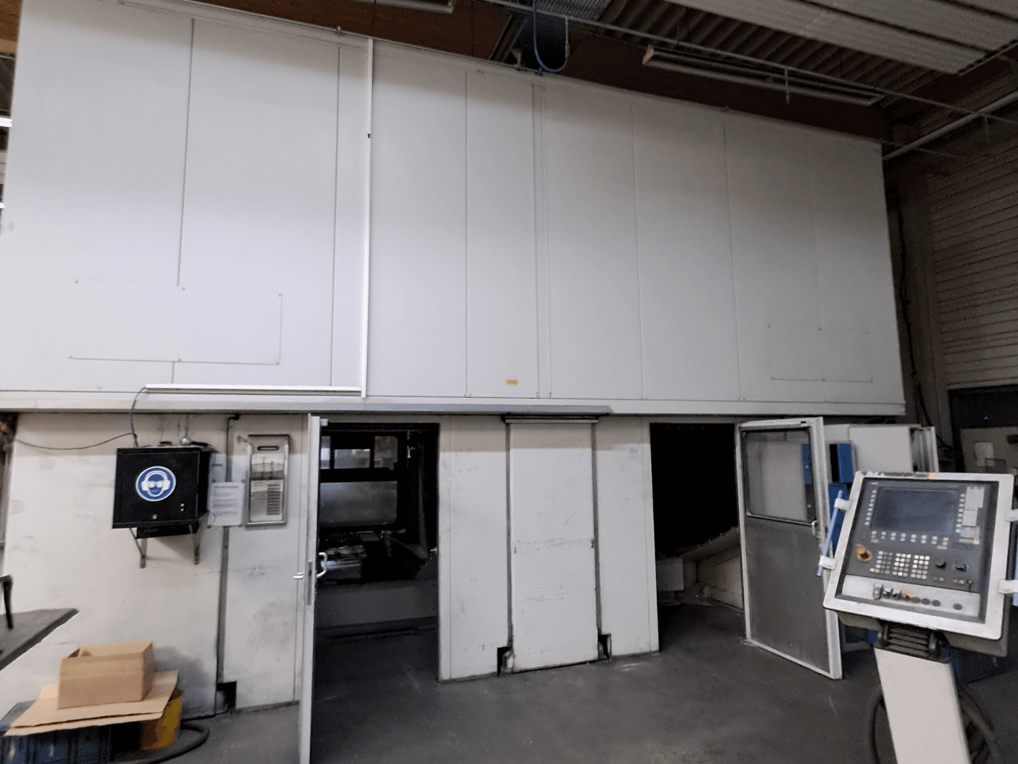 Frezarka bramowa MAKA Moving Beam 840D, widok z przodu z otwartymi drzwiami, ukazujący wnętrze i widoczny panel sterowania.