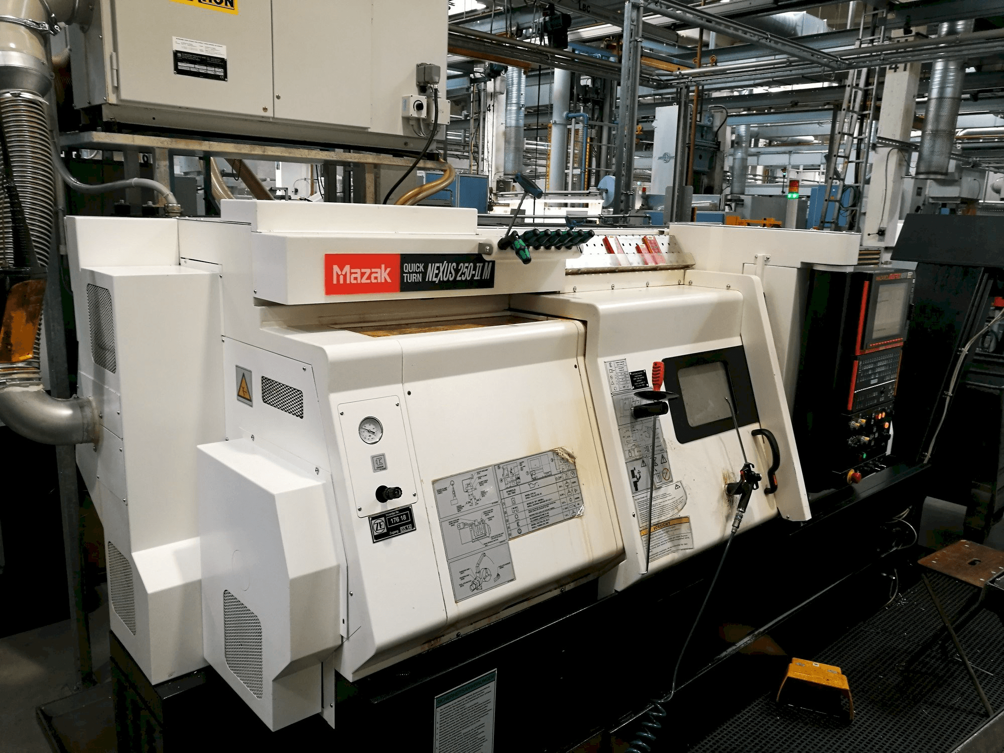 Widok z przodu maszyny Mazak Quickturn Nexus 250-II M