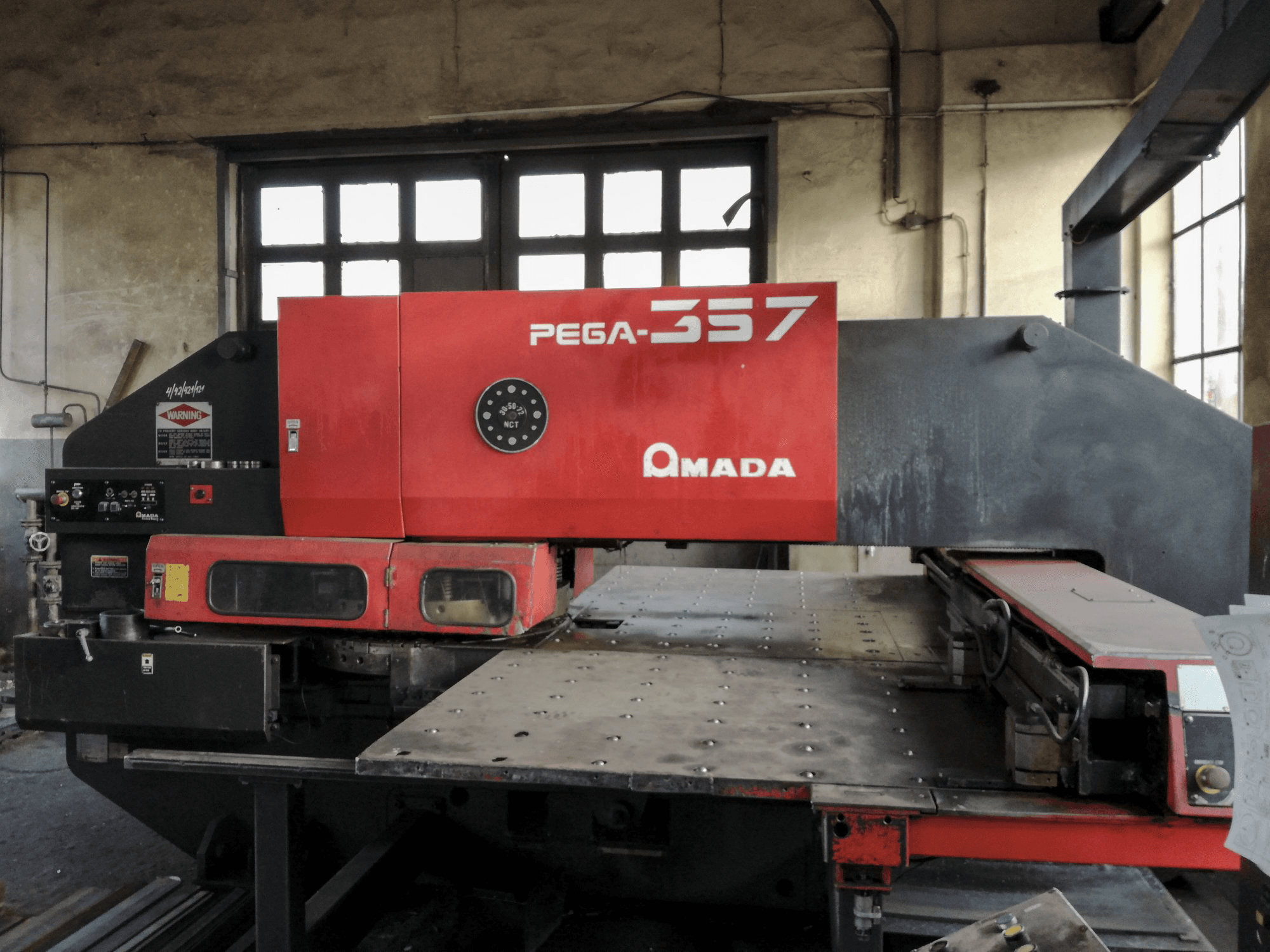 Widok z przodu 1 maszyny AMADA PEGA 357