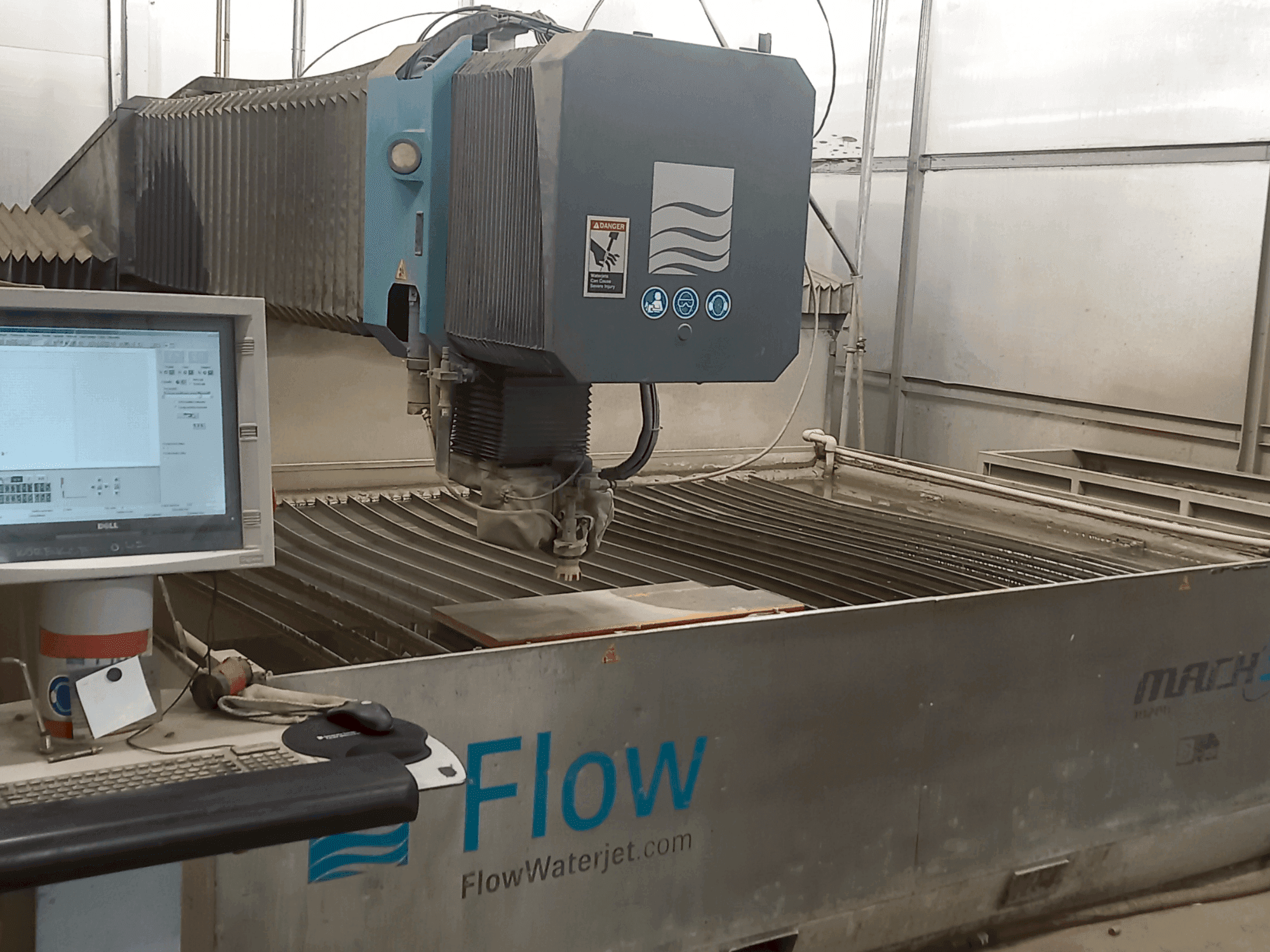 Widok z przodu maszyny Flow Mach 3-3020b