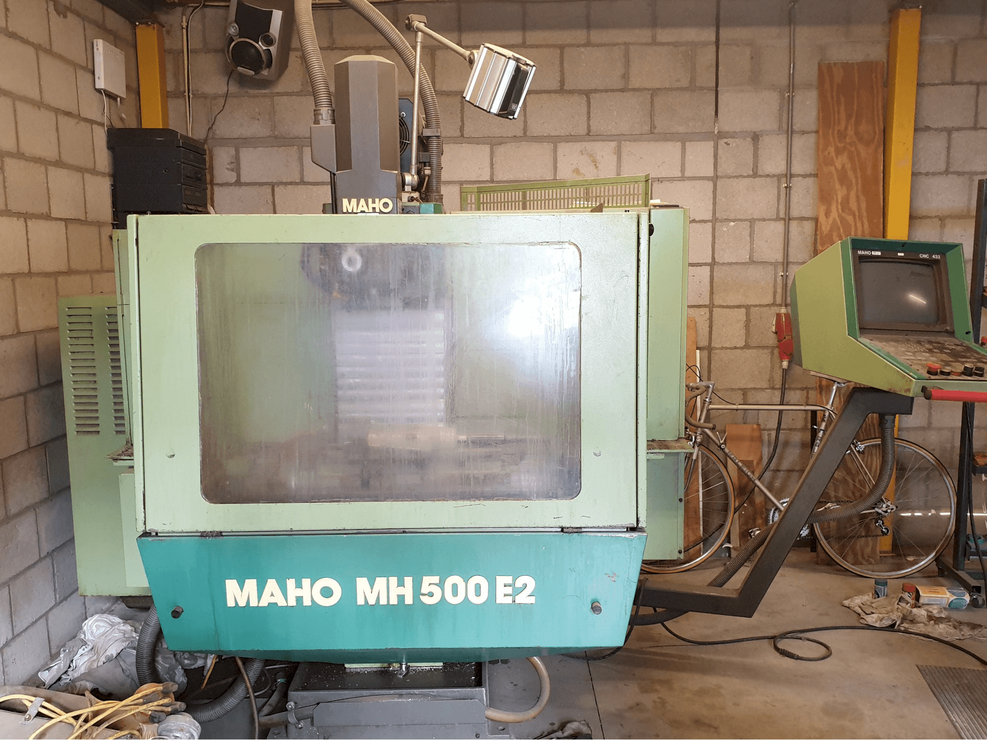 Widok lewej strony maszyny Maho MH 500