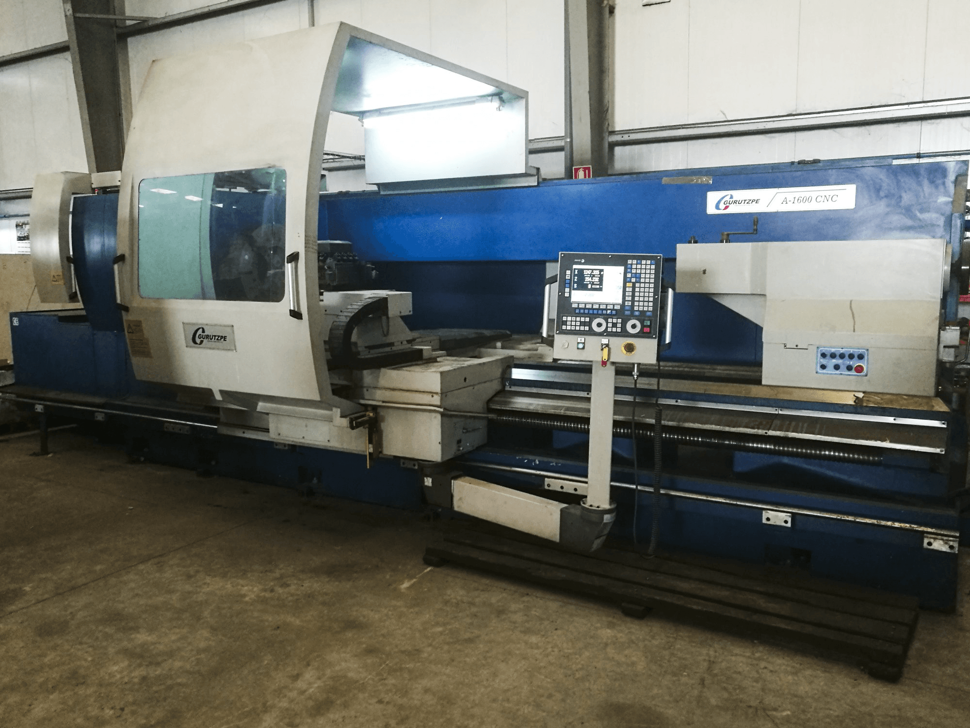 Widok z lewej maszyny Gurutzpe A-1600 CNC