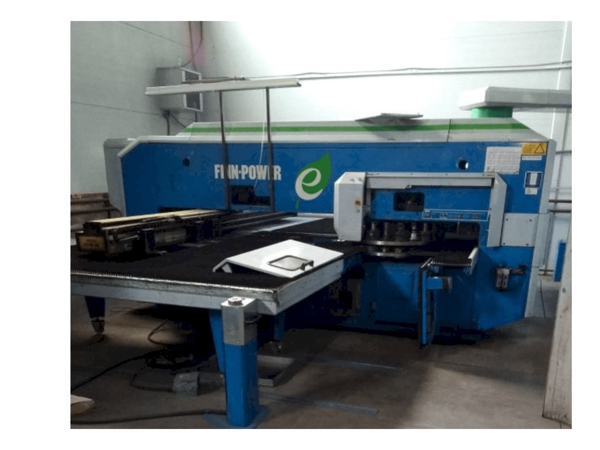 Widok z przodu maszyny Finn-Power E5