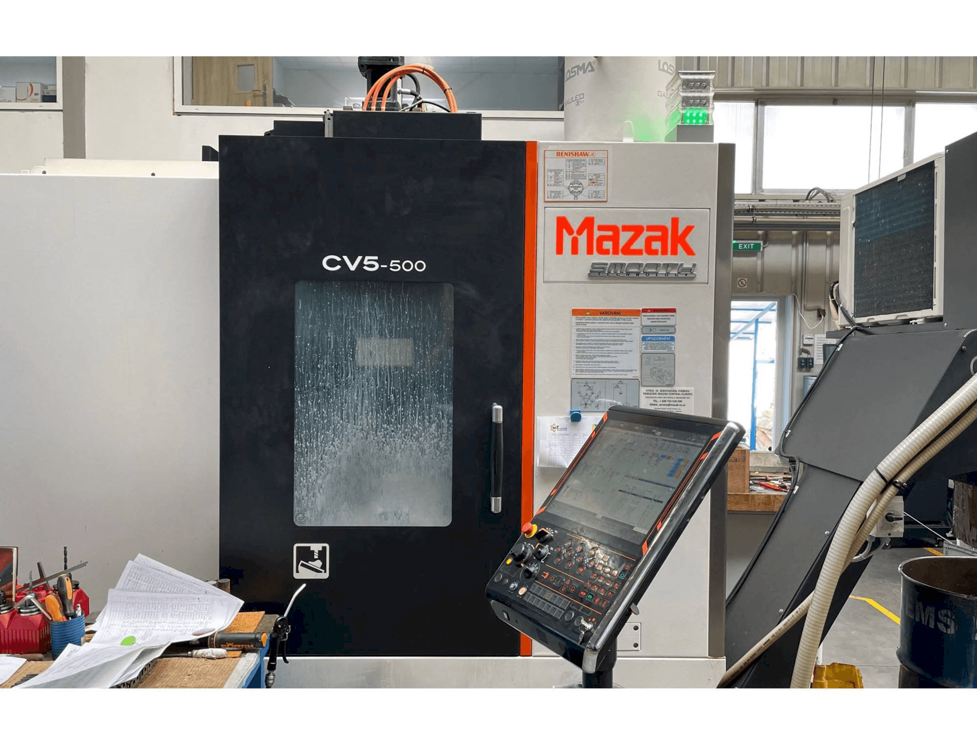Widok z przodu maszyny Mazak CV5-500