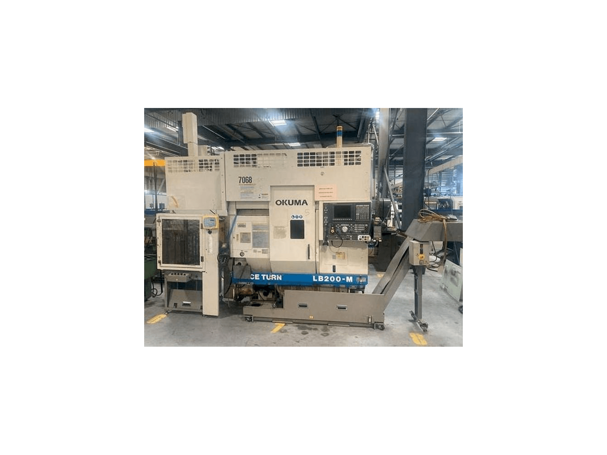 Widok z przodu maszyny Okuma LB 200M
