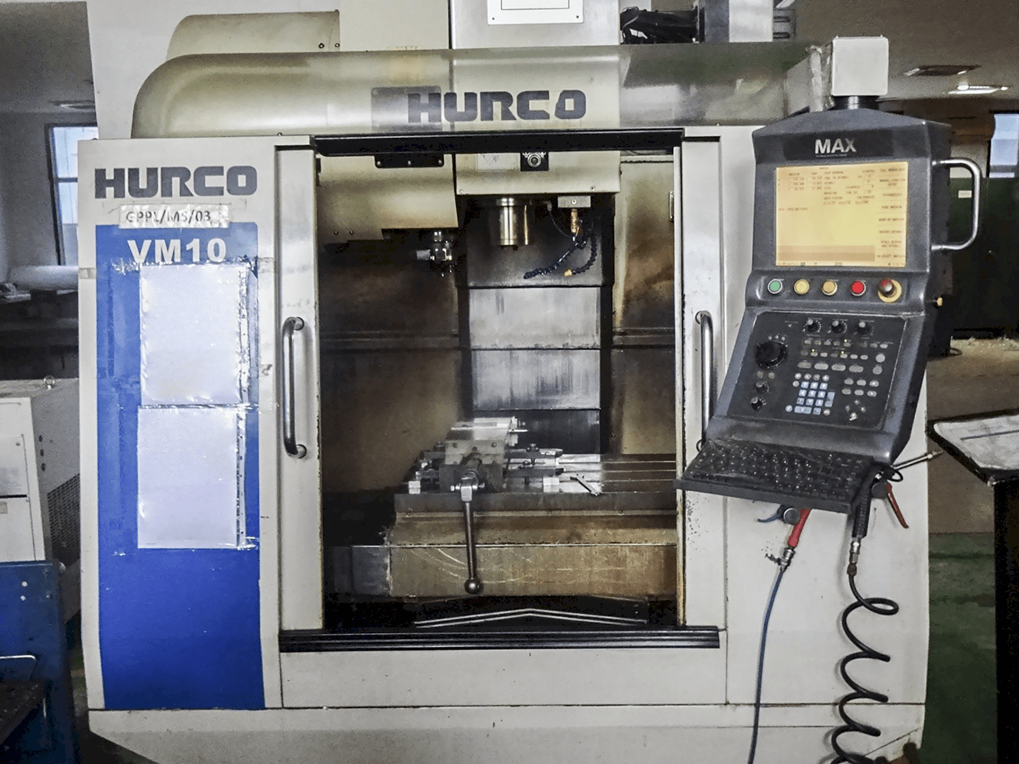 Widok z przodu maszyny Hurco VM10