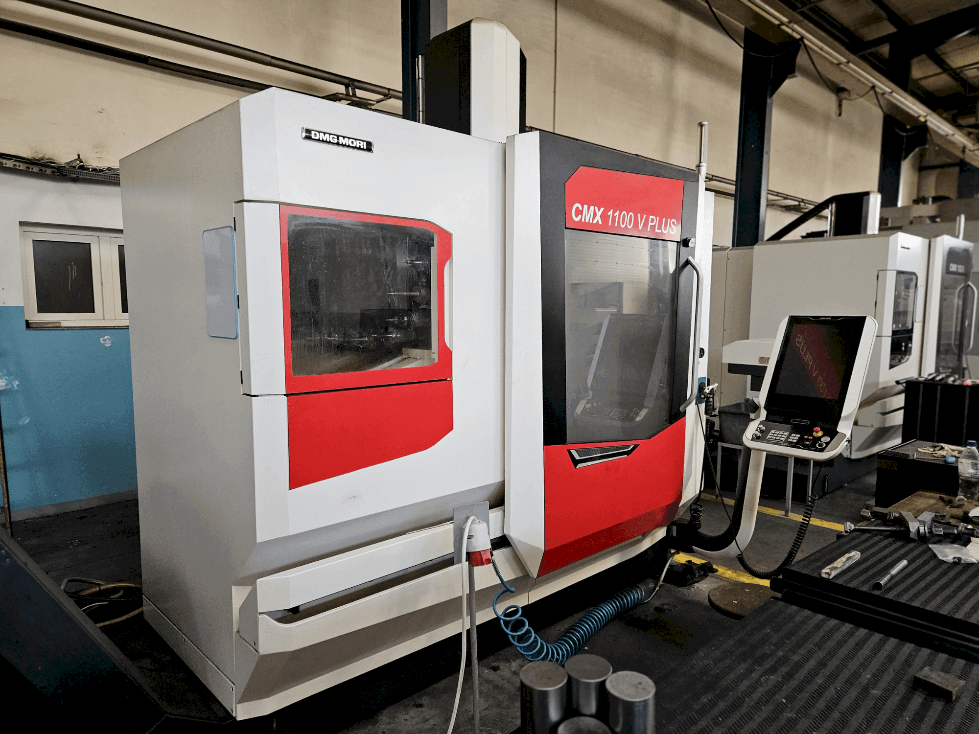 Widok z przodu maszyny DMG MORI CMX 1100 V