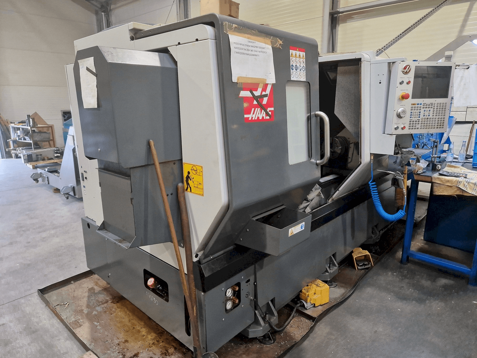 Widok lewej strony maszyny HAAS DS-30Y