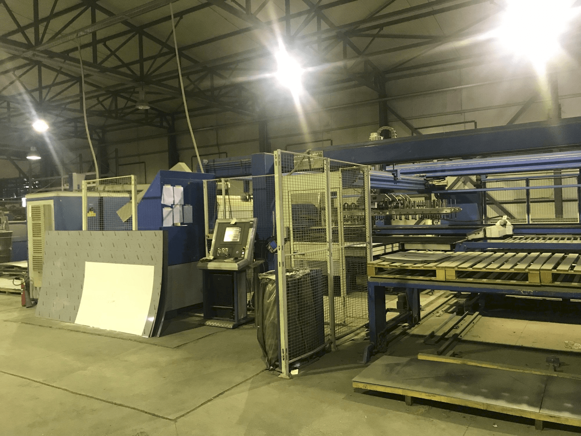 Widok z przodu maszyny Finn-Power LP6