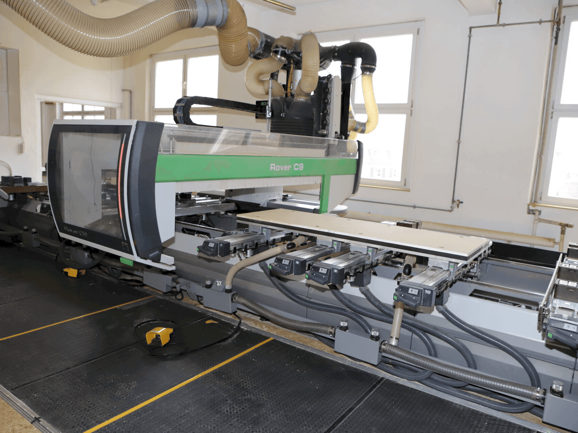 Widok z przodu maszyny BIESSE ROVER C 9.65