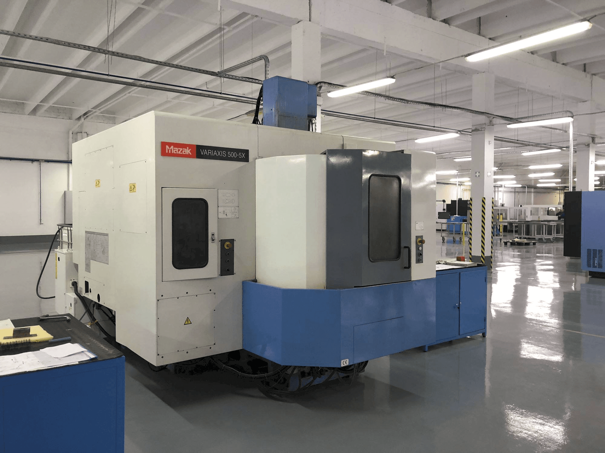 Widok z przodu maszyny Mazak VARIAXIS 500-5X