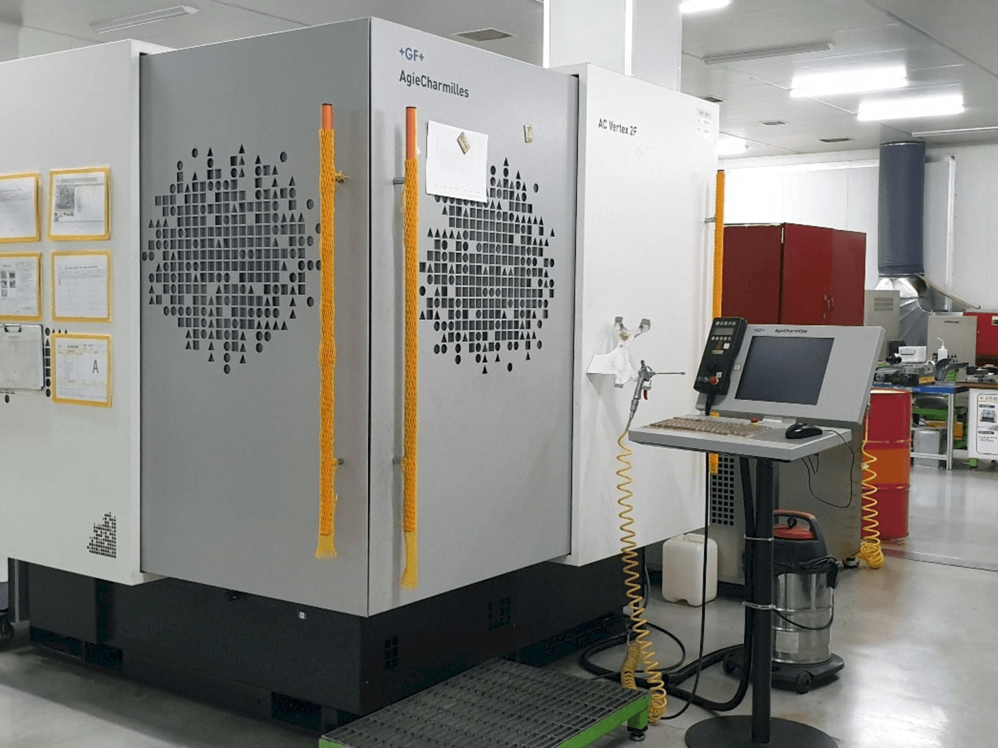 Widok z przodu maszyny AgieCharmilles AC VERTEX 2F