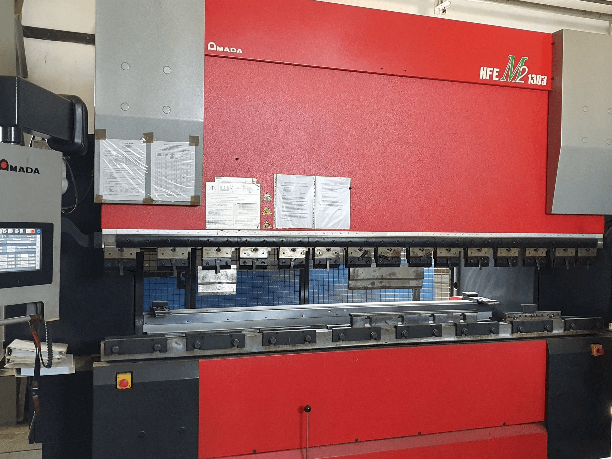 Widok z przodu maszyny AMADA HFE-1303M2 8 Axes