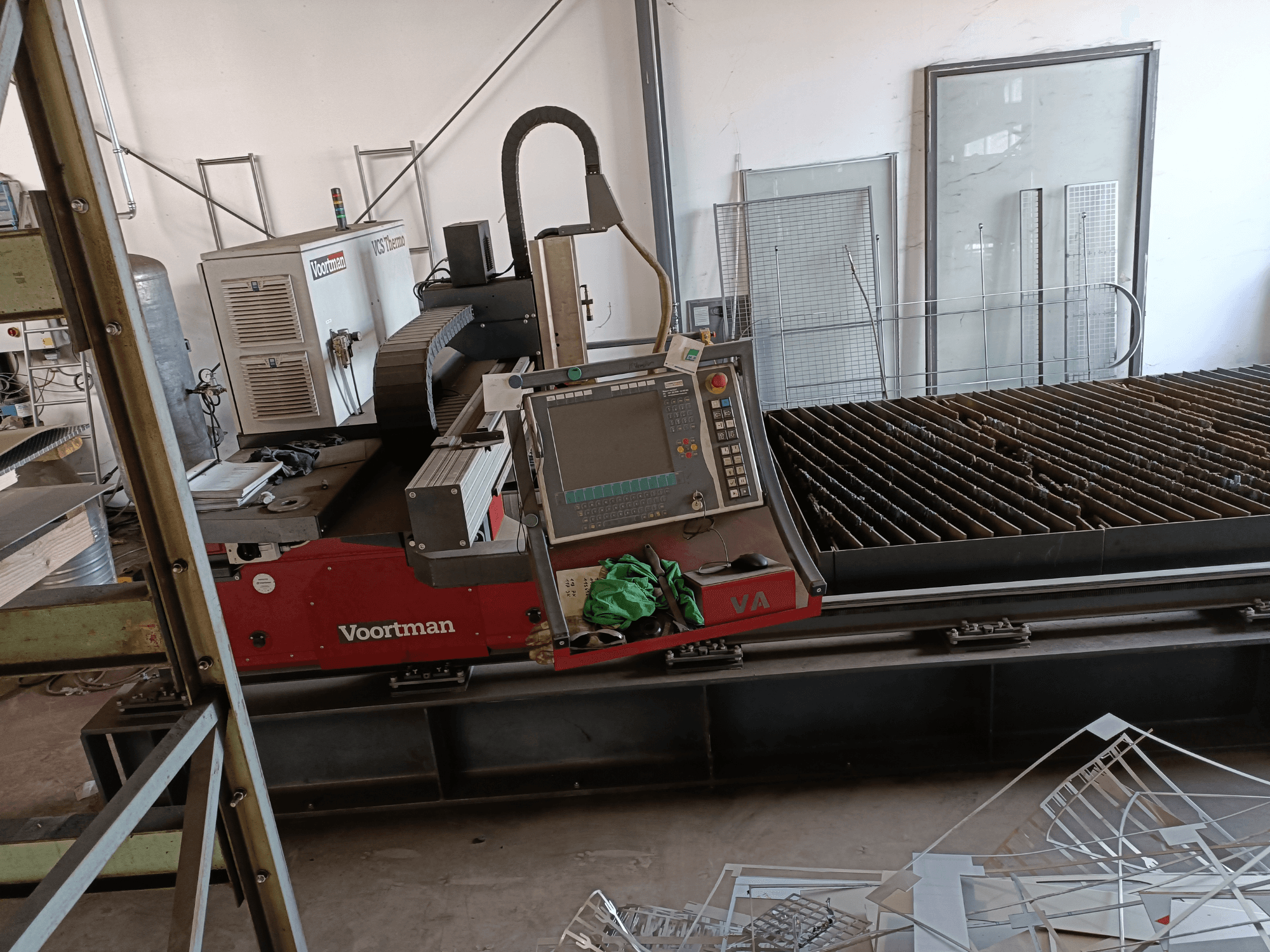 Maszyna do cięcia plazmowego VOORTMAN VCS Thermo – widok z przodu, przedstawiający panel sterowania, stół roboczy oraz szczegóły otaczającej przestrzeni roboczej.
