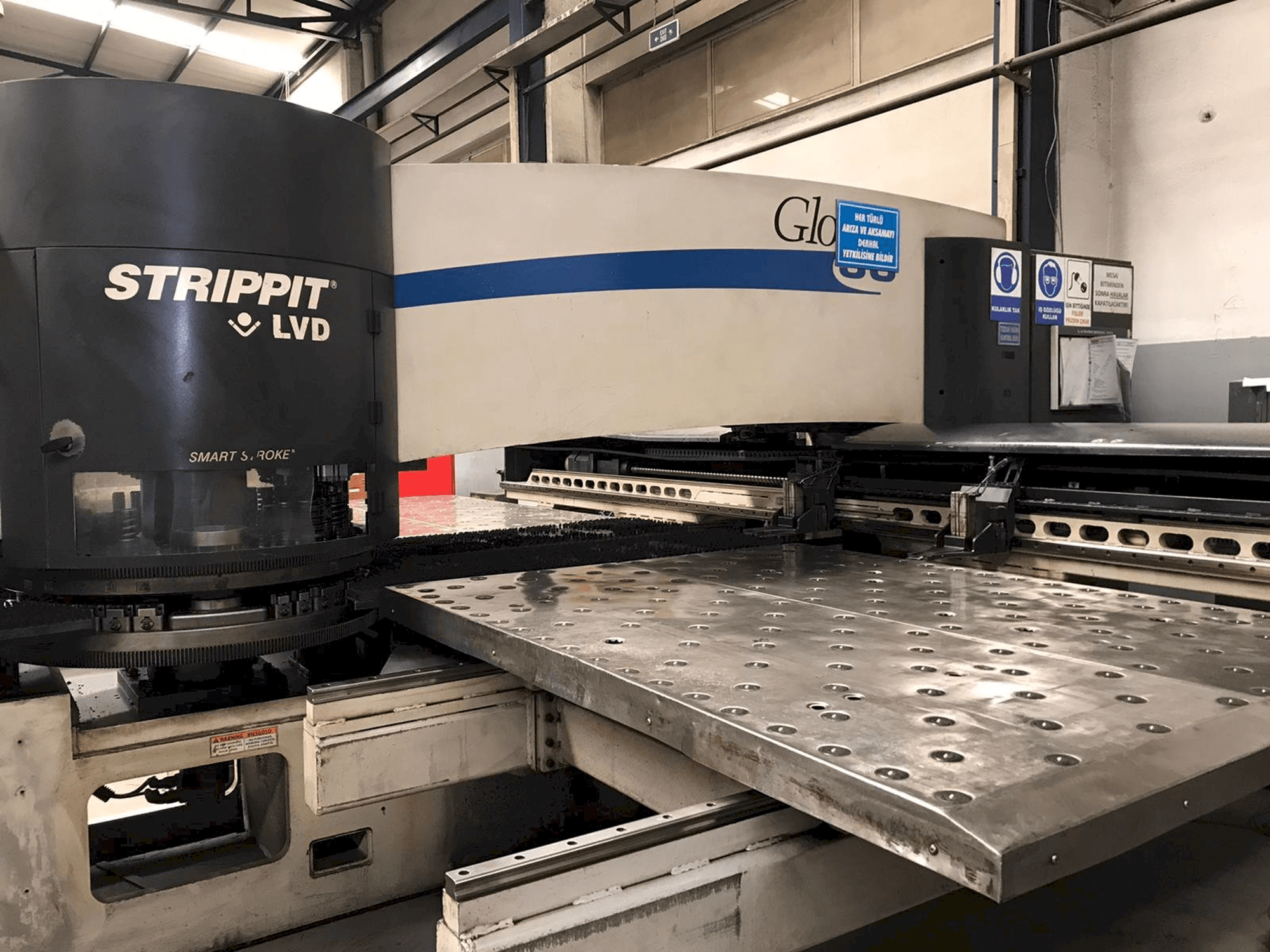 Widok z przodu maszyny LVD STRIPPIT Global 30 1525