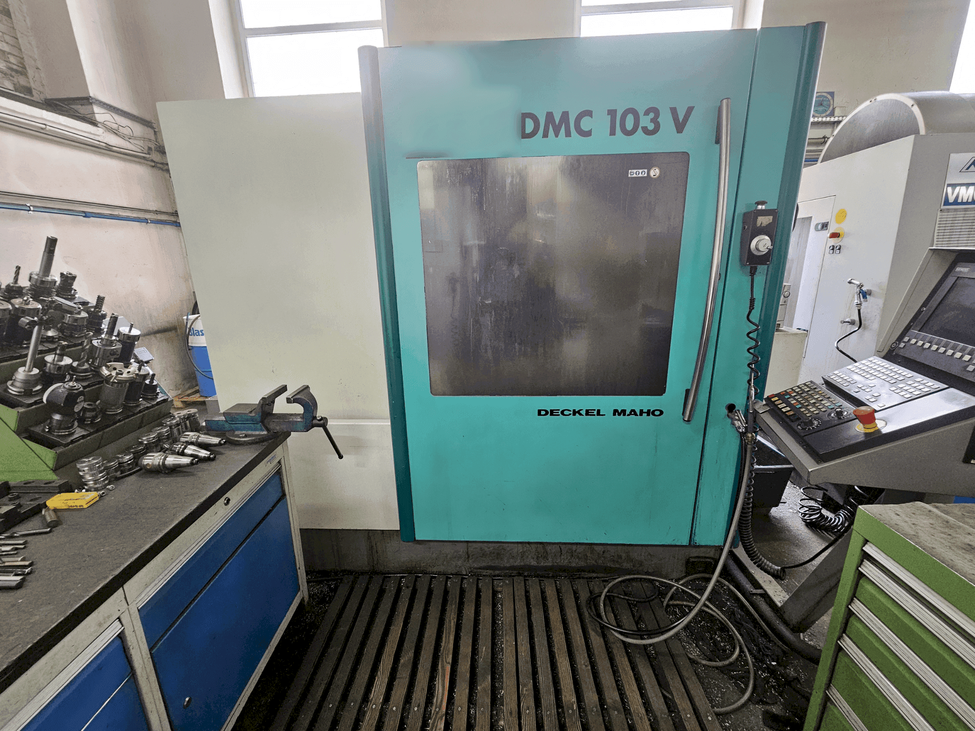 Widok z przodu maszyny DECKEL MAHO DMC 103V