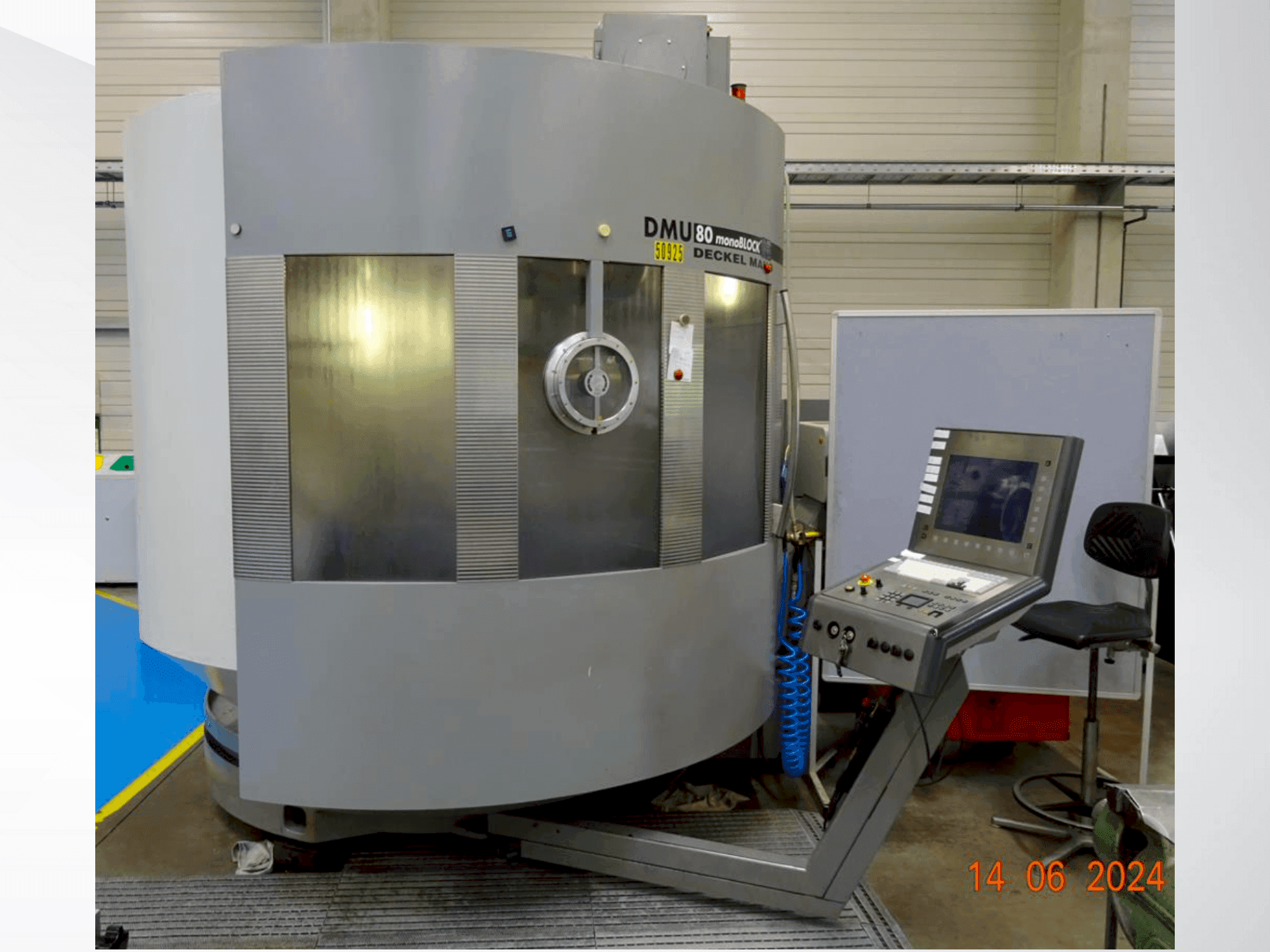 Widok z boku maszyny DMG DMU 80 MonoBlock