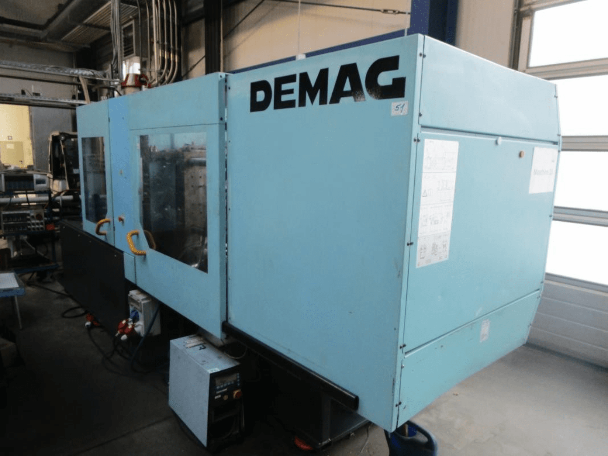 Widok z przodu hydraulicznej wtryskarki DEMAG Ergotech 150-610 Viva, z widocznym panelem sterowania i uchwytami.