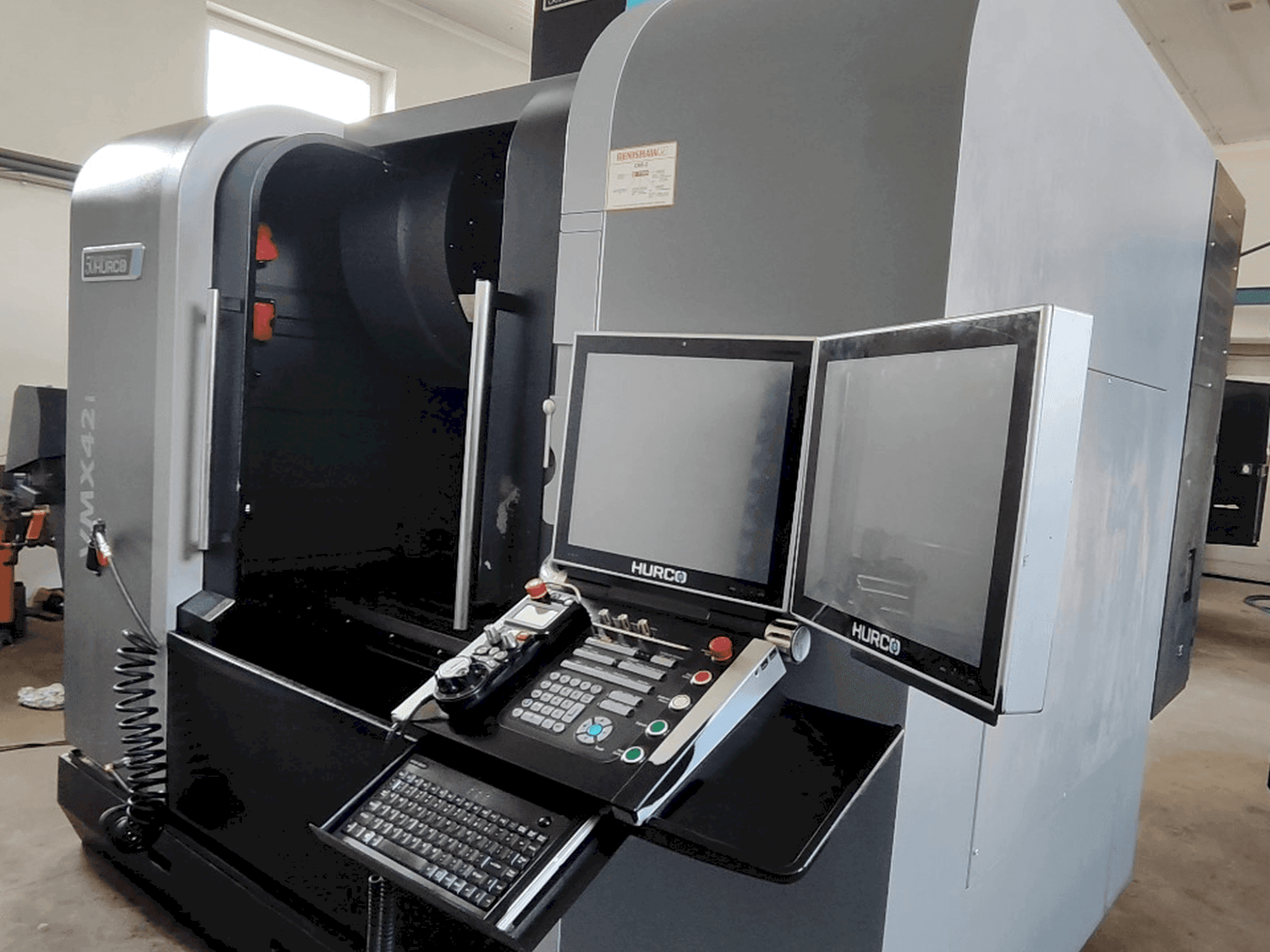 Widok z przodu maszyny Hurco VMX 42i (2018)