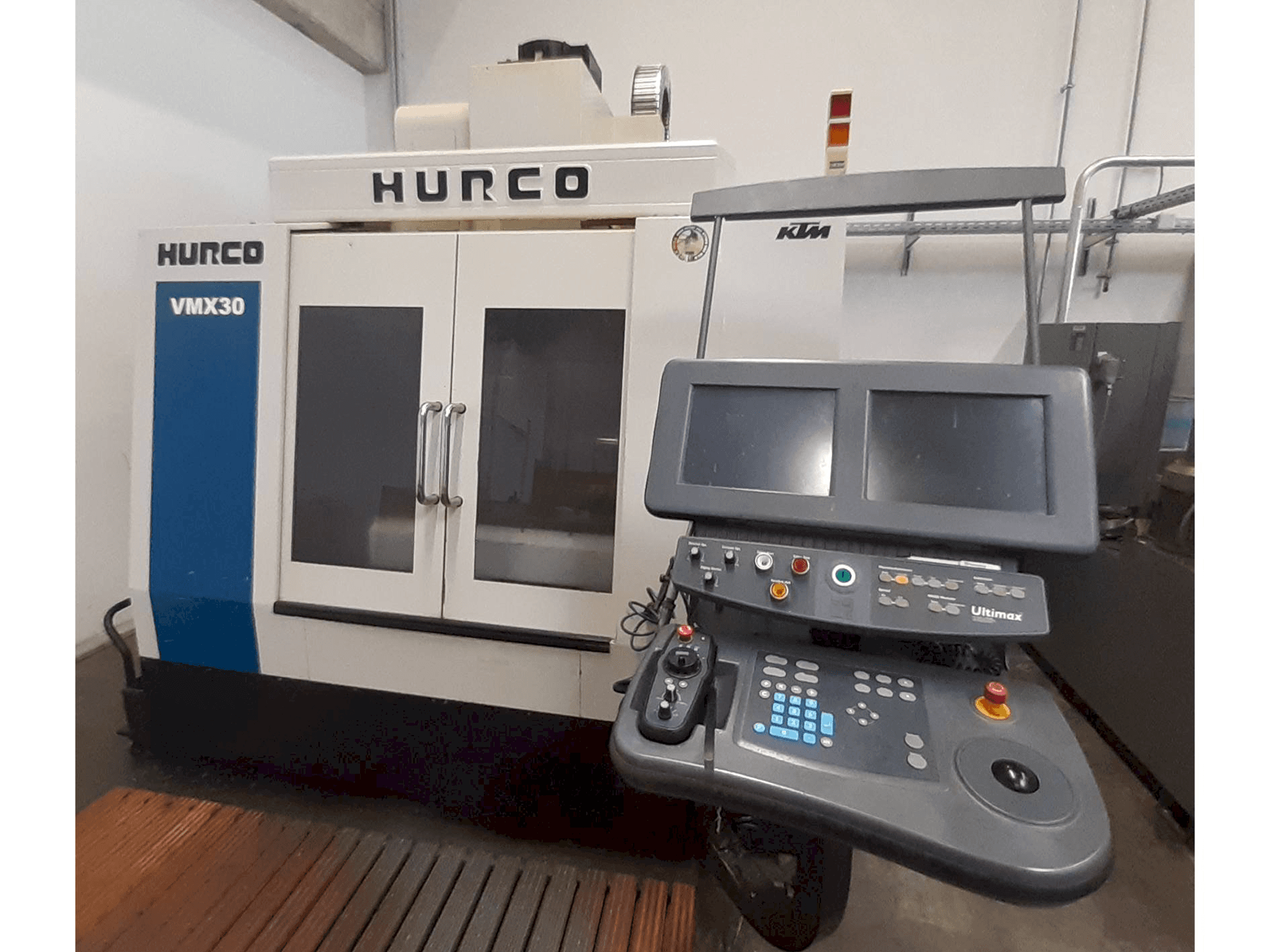 Widok z przodu maszyny Hurco VMX 30