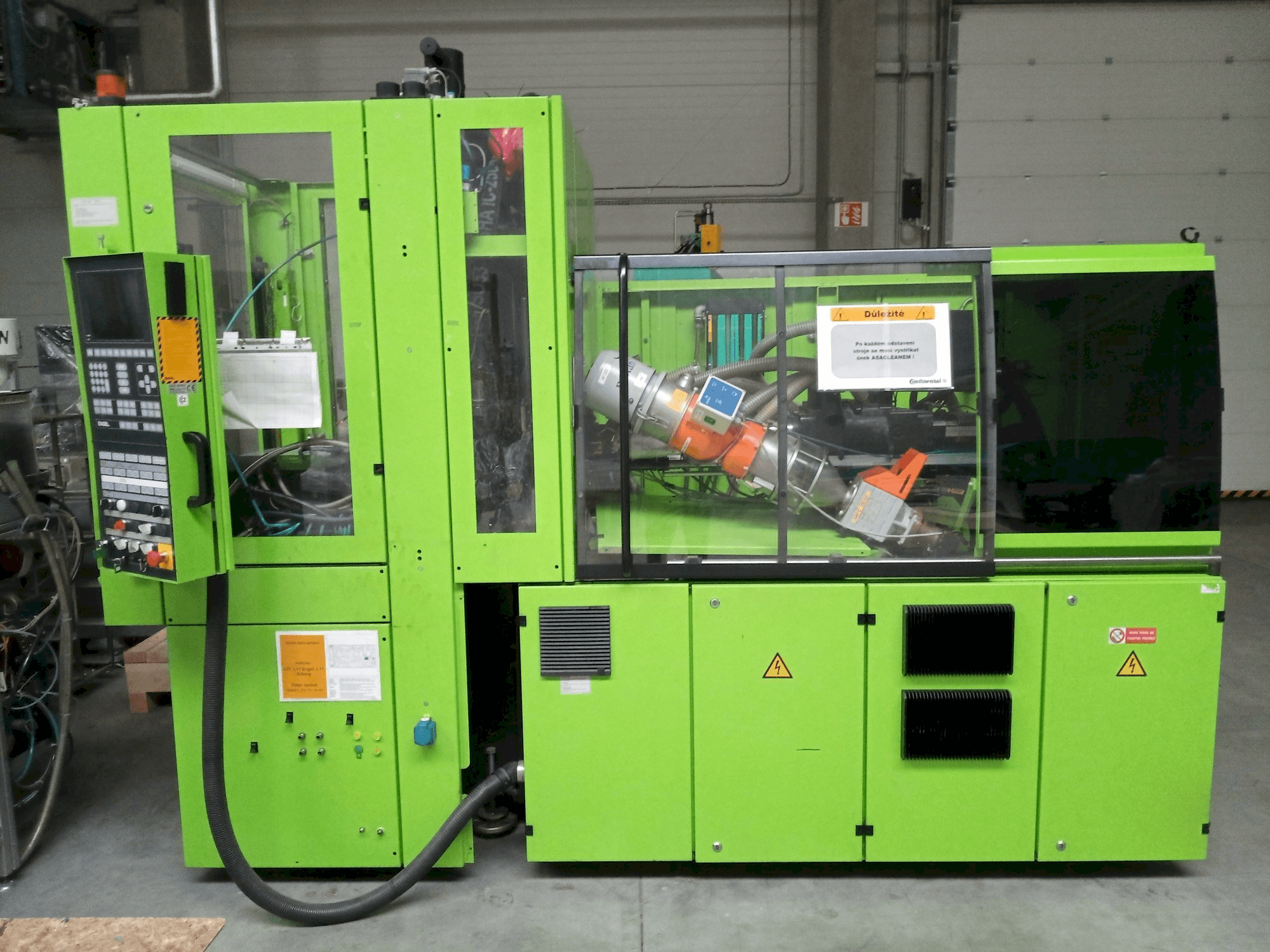 Widok z przodu maszyny Engel Insert 200H-50