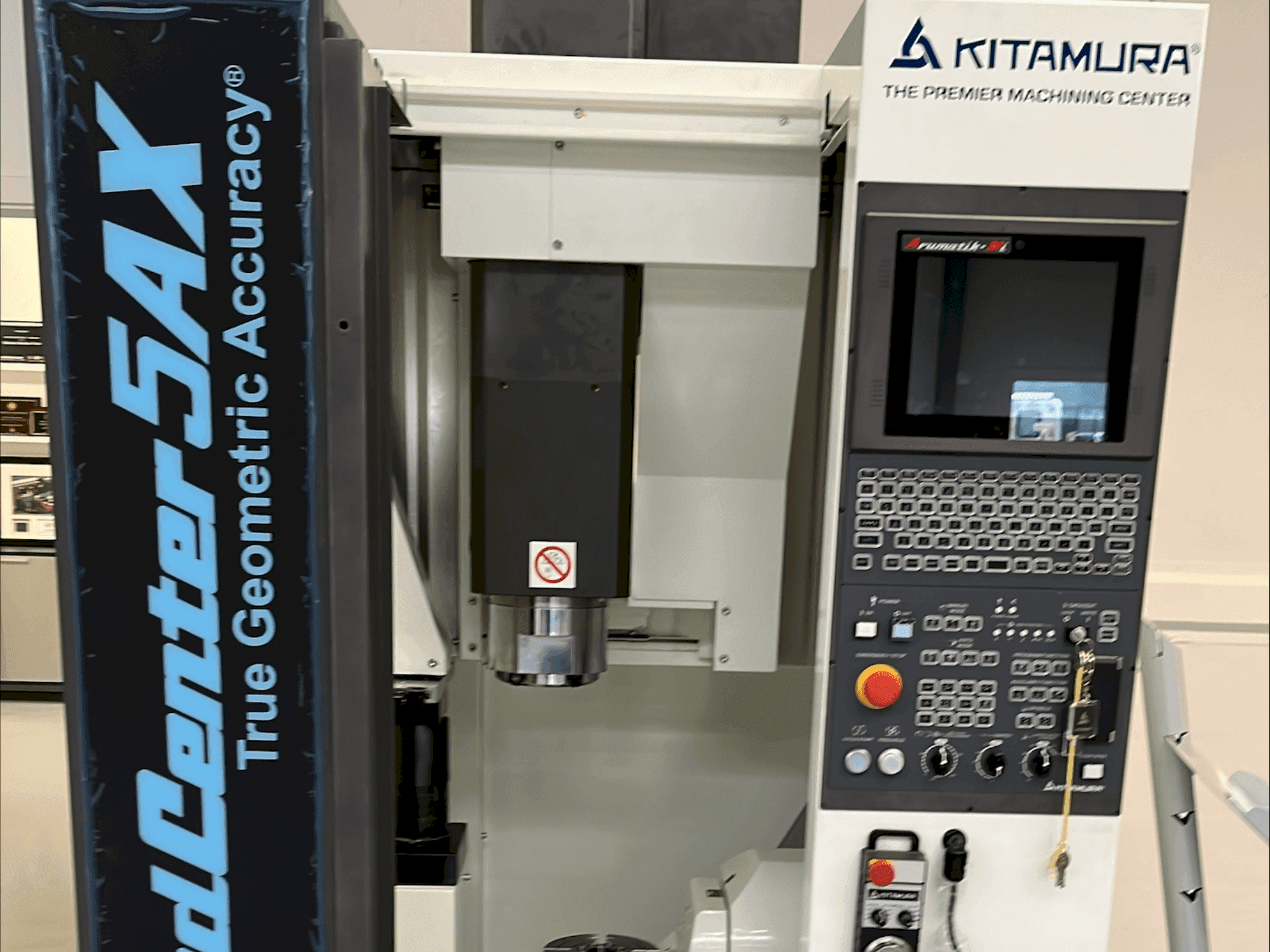 Widok z przodu maszyny Kitamura Medcenter 5AX