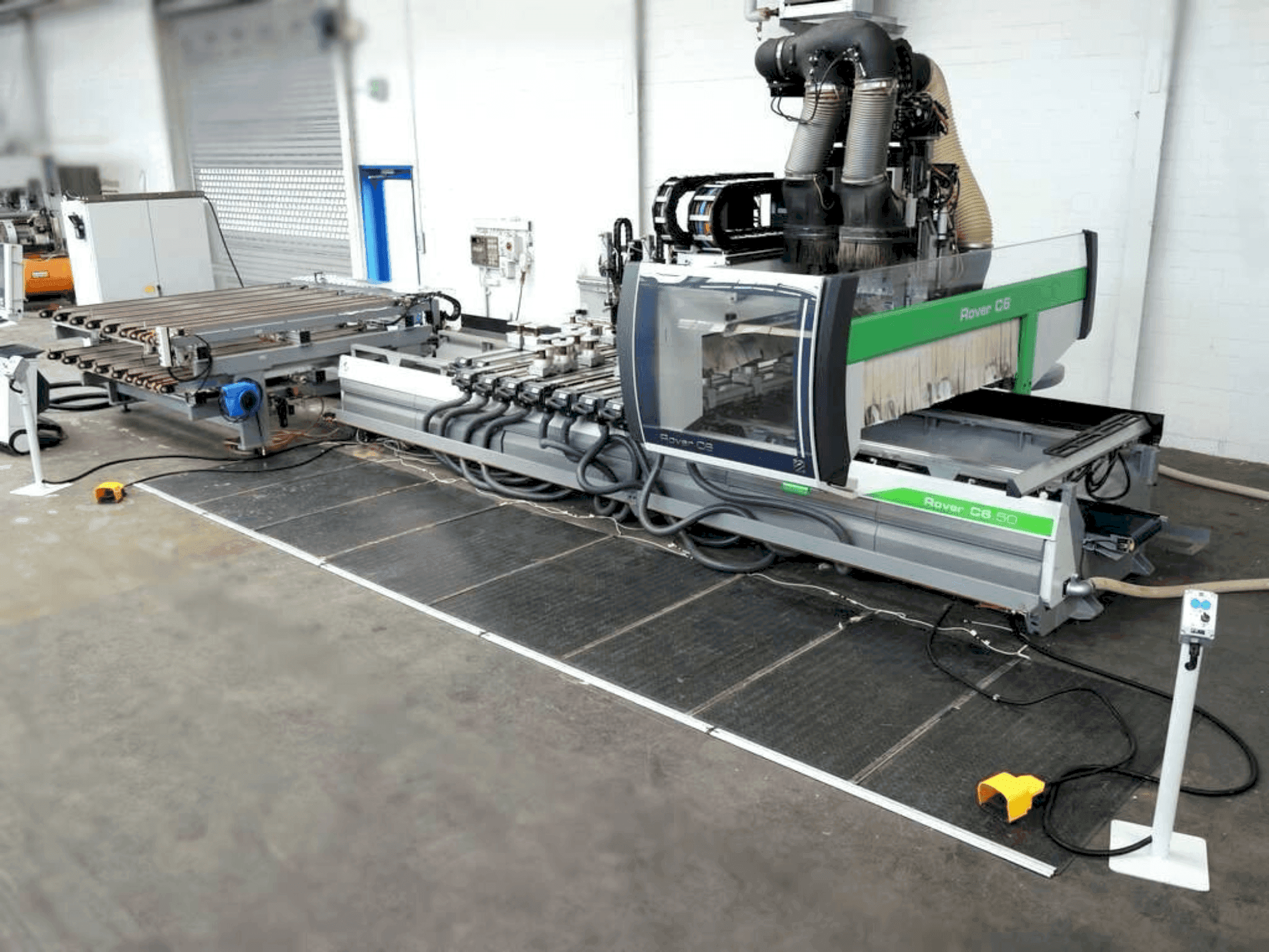 Widok z przodu maszyny BIESSE Rover C6