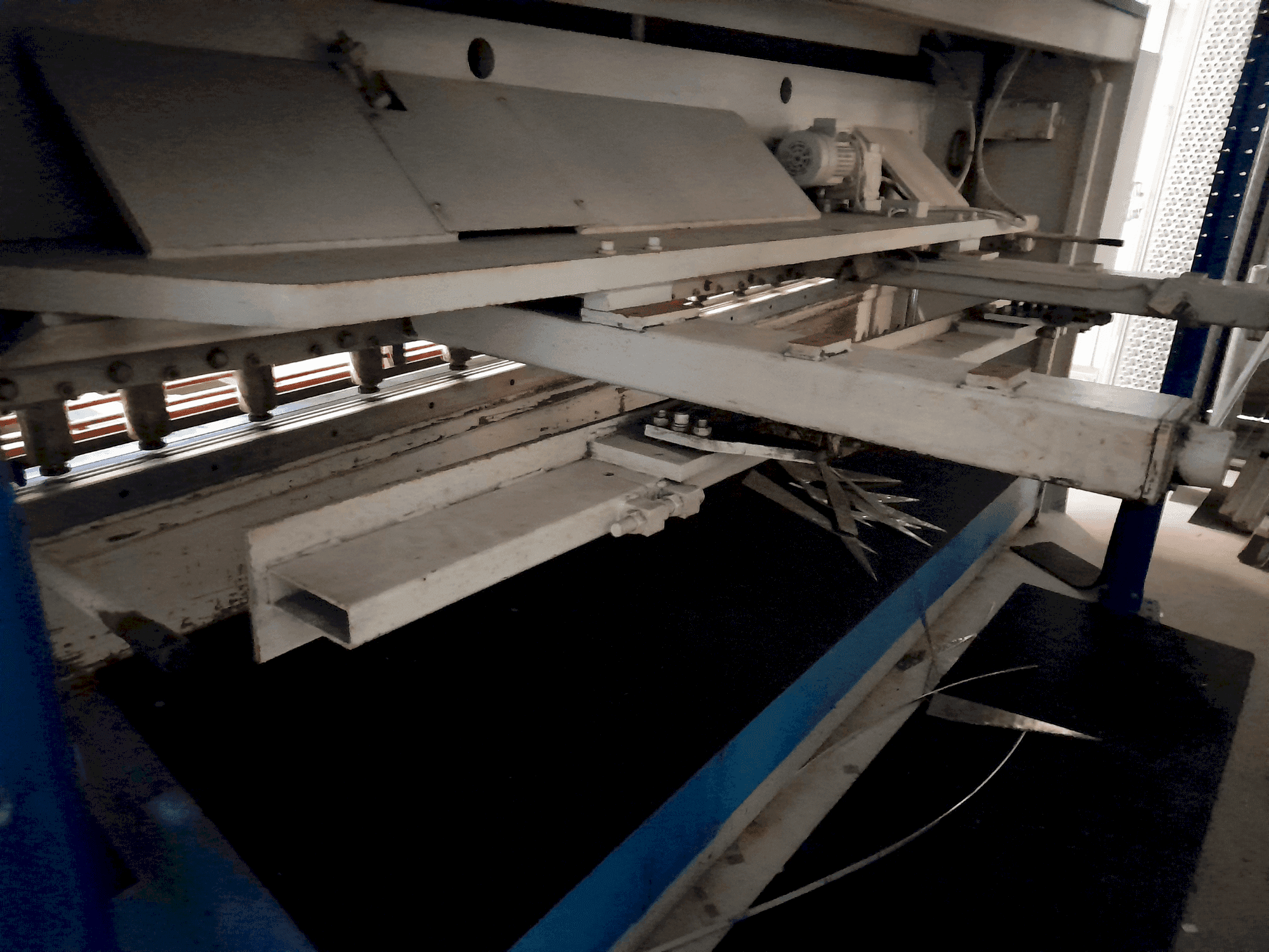 Widok z przodu maszyny LVD HST 25/6