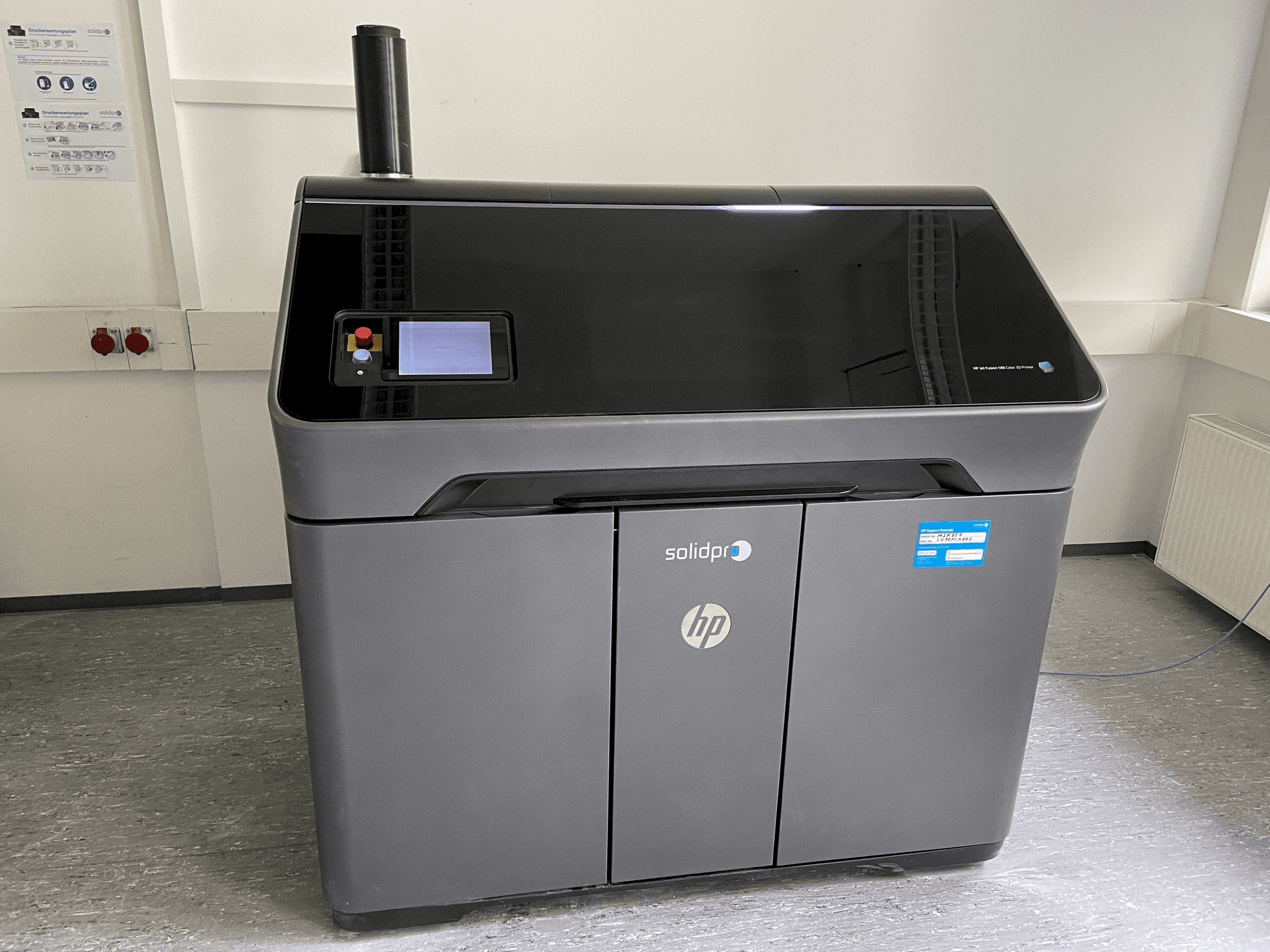Widok z przodu maszyny HP Jet Fusion 580 Color 3D printer