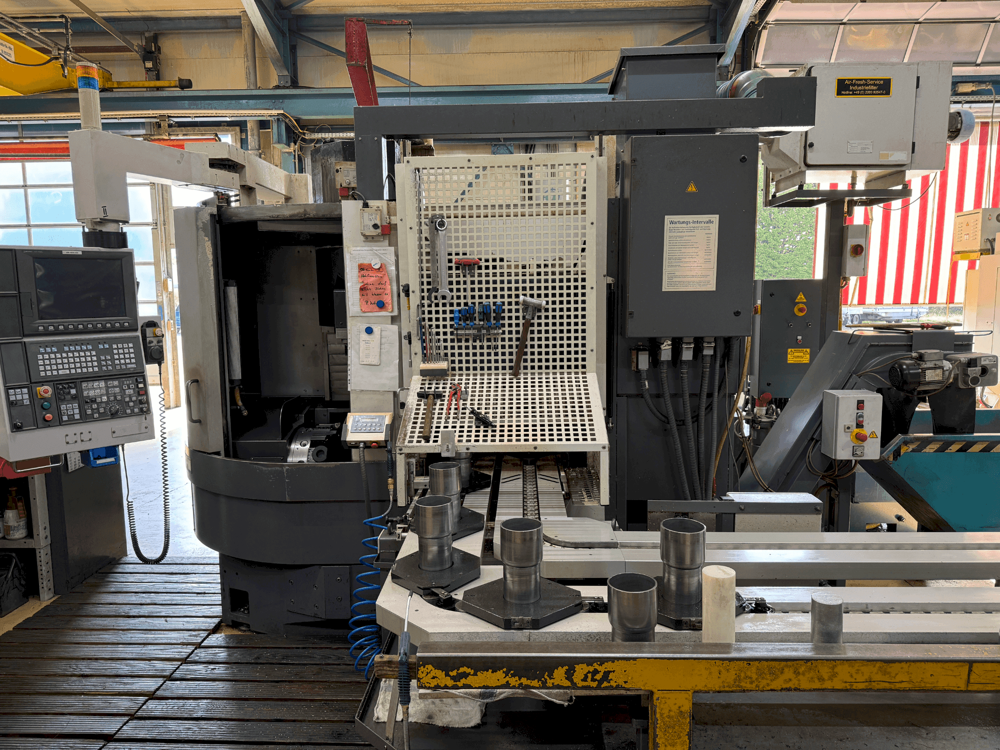 Widok z przodu maszyny Okuma LVT 300-M