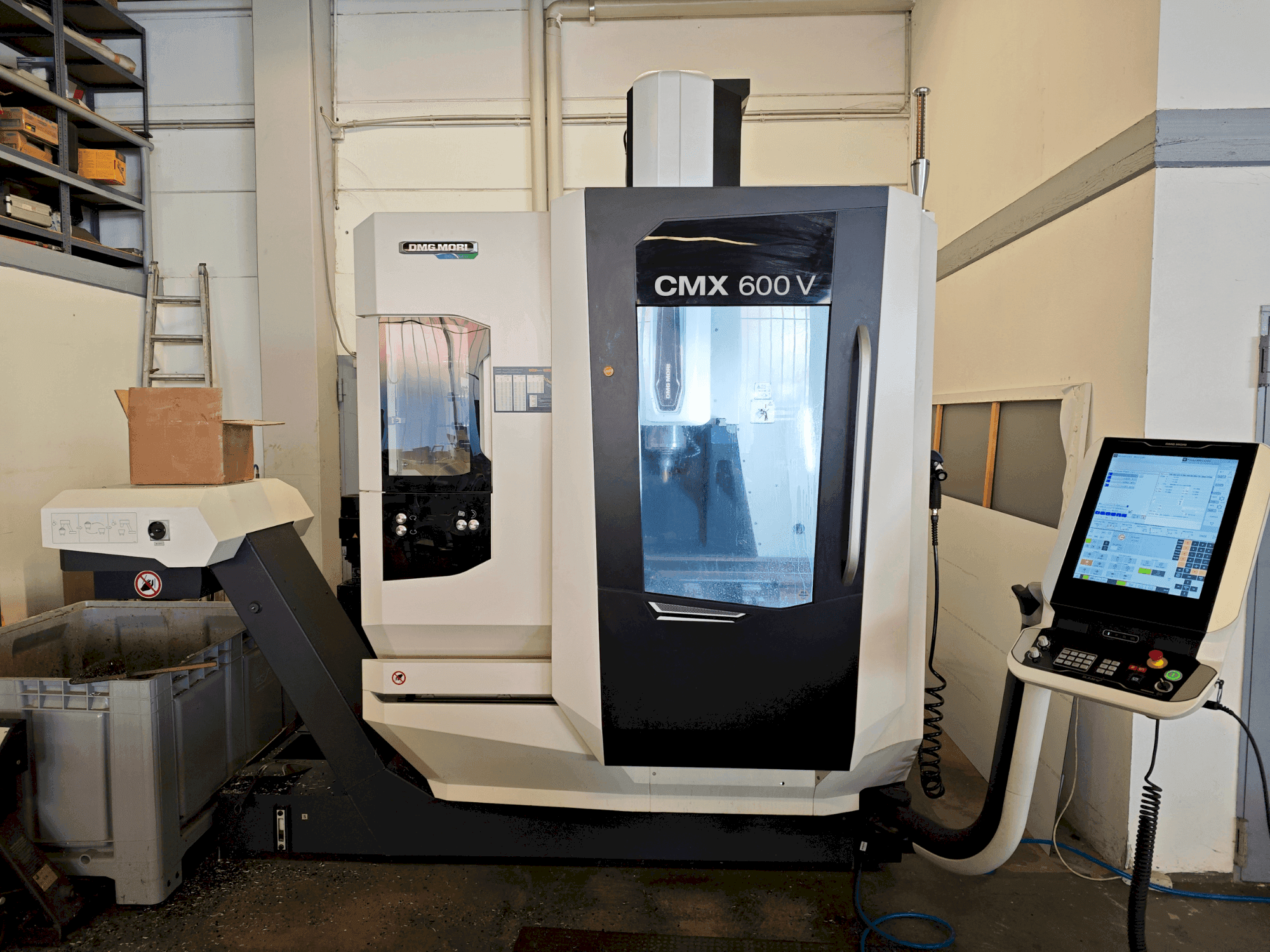 Widok z przodu maszyny DMG MORI CMX 600 V