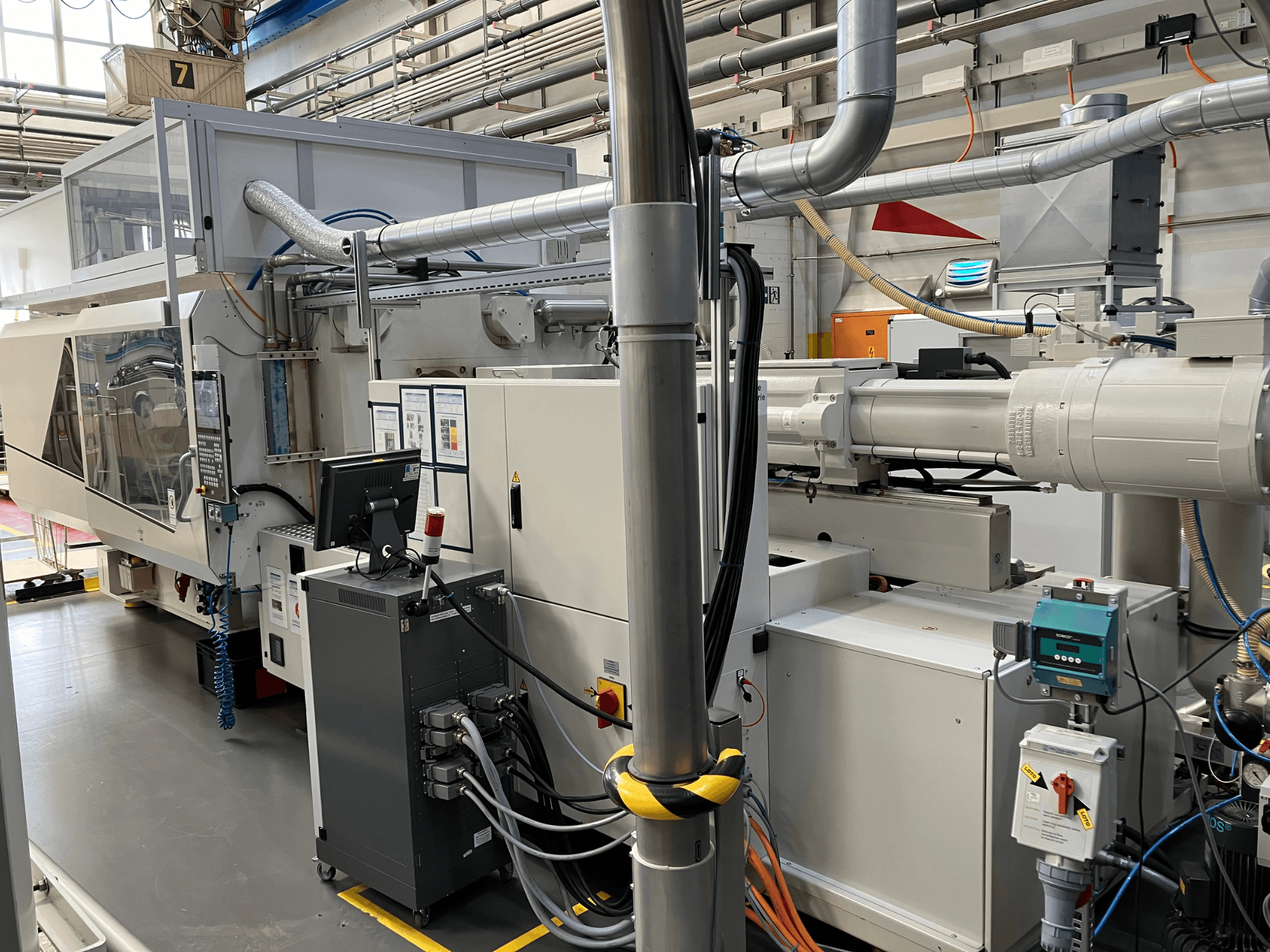 Maszyna przemysłowa z panelem sterowania, widok z przodu, z rurami, komponentami elektrycznymi i funkcjami bezpieczeństwa.